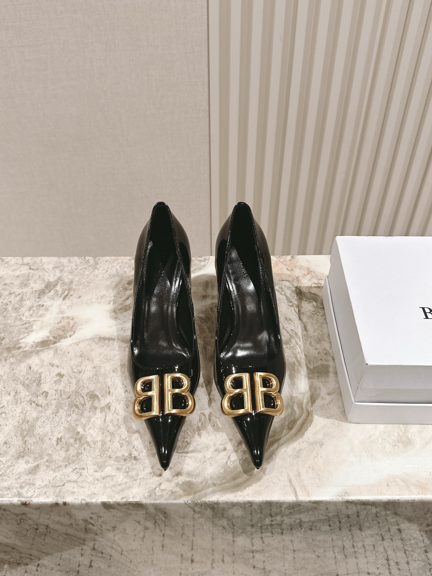 NO:406157,| 5 upgraded version BALENCA*A new patent leather diamond buckle single shoes are available!  This shoe is a lady pointed-toe single shoe with beautiful and versatile foot. The INS hottest version is purchased. The original version is open with a mold, customized beef patent leather private film and customized diamond buckle. All materials are consistent with the original craftsmanship. Full texture. Italian leather outsole, high heel, flat bottom!  4.5!8.5!10.5cm size female 34-42 34 40 41 42 Customized Full set of counters for simultaneous packaging!  , high heels single shoes, balenciaga, balenciaga, high heels, Leather soles19860909| 5 升级版 巴黎世家 BALENCA*A 新款漆皮钻扣单鞋上新！这款鞋型是淑女尖头单鞋上脚美爆又百搭 INS爆款 原版购入开模,定制牛漆皮私膜定制钻扣,所有的材质与工艺原版一致 质感满满 意大利真皮大底 跟高 平底！4.5！8.5！10.5cm size女34-42 34 40 41 42定制 全套专柜同步包装！,高跟鞋单鞋,balenciaga,balenciaga,high heels,Leather soles,Women's Shoes