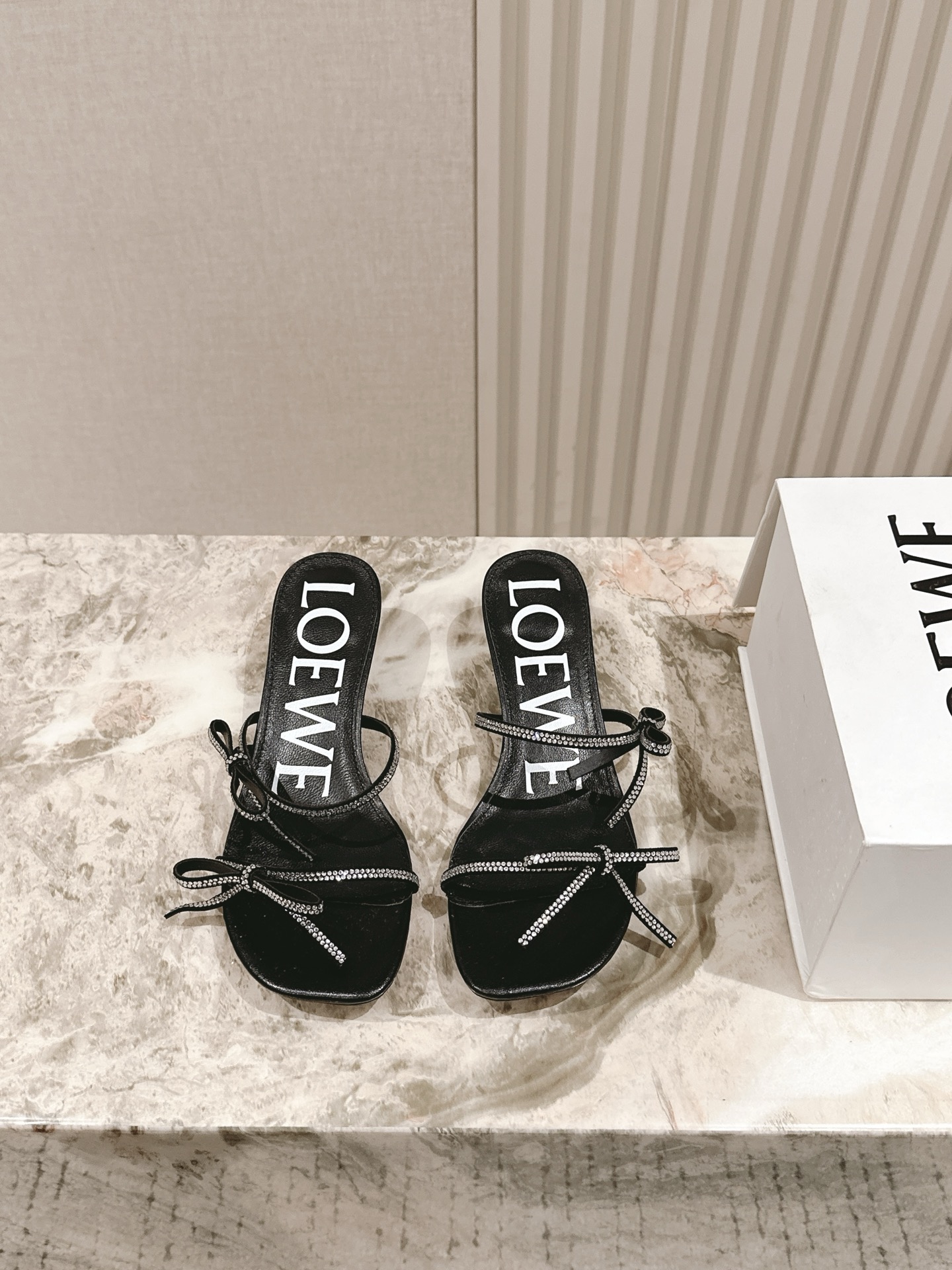 NO:409413,| 5 LoewE's latest British style pvc trendy series counter synchronized new products. A little fairy who likes this style must buy it!  The upper is made of imported beaded cowhide PVC material, mixed-bred sheepskin inside, and Italian leather outsole!  Very comfortable to wear, big head design Size: 35-40 40 customization, full set of counter synchronous gift box packaging!  ,slippers sandals,loewe,loewe,sandals,slippers,cowhide,sheepskin,Leather soles19860909| 5 罗意威LOEWE最新英伦风pvc潮酷系列专柜同步新品 喜欢这种风格的小仙女必须要入手哦！鞋面采用进口开边珠牛皮pvc材质,内里混种羊皮,意大利真皮大底！上脚非常舒适 大头的设计 Size: 35-40 40定制 全套专柜同步礼盒包装！,拖鞋凉鞋,loewe,loewe,sandals,slippers,cowhide,sheepskin,Leather soles,Women's Shoes