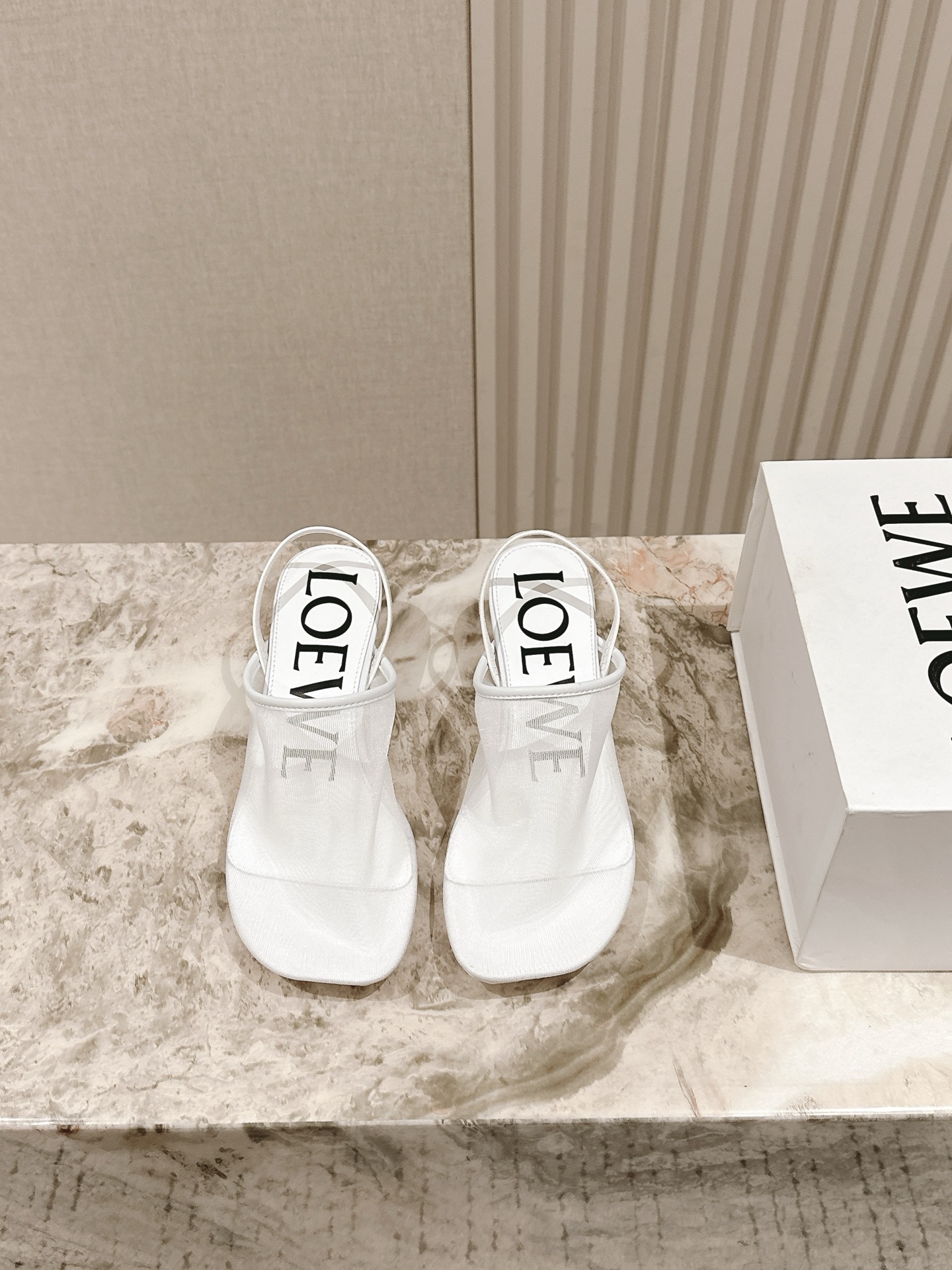 NO:409410,| 5 LoewE's latest British style pvc trendy series counter synchronized new products. A little fairy who likes this style must buy it!  The upper is made of imported beaded cowhide PVC material, mixed-bred sheepskin inside, and Italian leather outsole!  Very comfortable to wear Big head design Size: 35-40 40 customization, slippers, sandals, loewe, loewe, sandals, slippers, cowhide, sheepskin, Leather soles19860909| 5 罗意威LOEWE最新英伦风pvc潮酷系列专柜同步新品 喜欢这种风格的小仙女必须要入手哦！鞋面采用进口开边珠牛皮pvc材质,内里混种羊皮,意大利真皮大底！上脚非常舒适 大头的设计 Size: 35-40 40定制,拖鞋凉鞋,loewe,loewe,sandals,slippers,cowhide,sheepskin,Leather soles,Women's Shoes