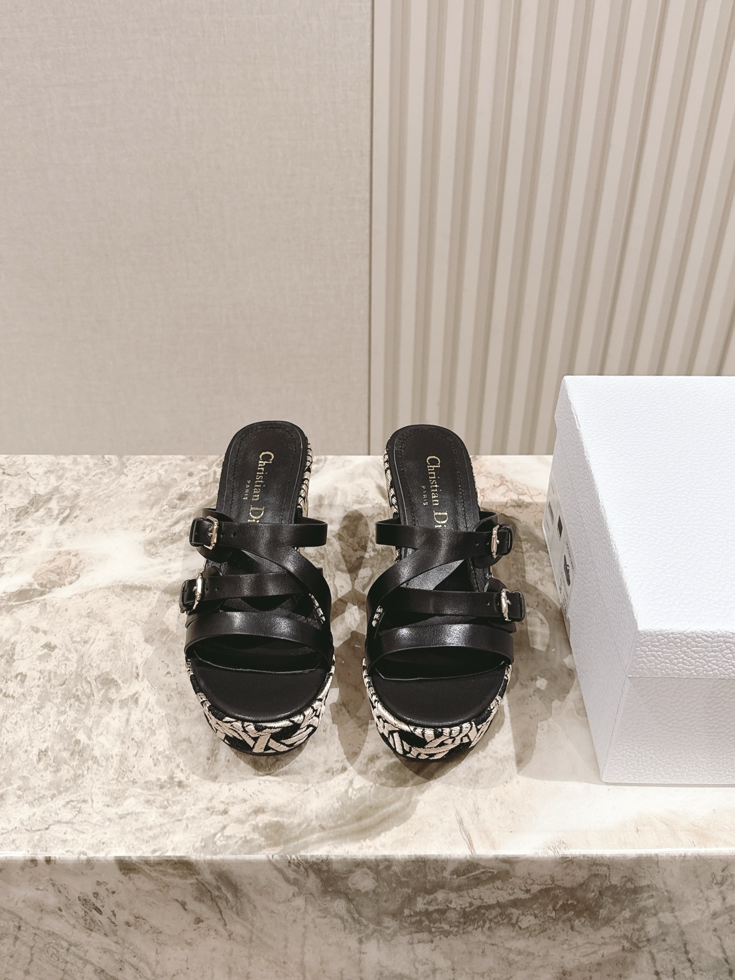 NO:404054,' ' | | 5 New style hemp rope wedge sandals in early spring, the counter is new, the upper is original custom lambskin electroplated hardware logo, the inner lining is breathable and soft, all sheepskin lining, the original hemp rope wedge outsole shoe size: 35-414041 custom made, heel height 8.5cm, the original counter full set of luxury packaging, slippers, slippers, sheepskin19860909' ' | | 5 早春新款麻绳坡跟凉拖鞋 专柜新款顶级上新 鞋面原版定制小羊皮电镀五金logo 内里透气柔软全羊皮内里 大底原版麻绳坡跟大底 鞋码:35-414041定做 跟高8.5cm 原版专柜全套豪华包装,拖鞋,slippers,sheepskin,Women's Shoes