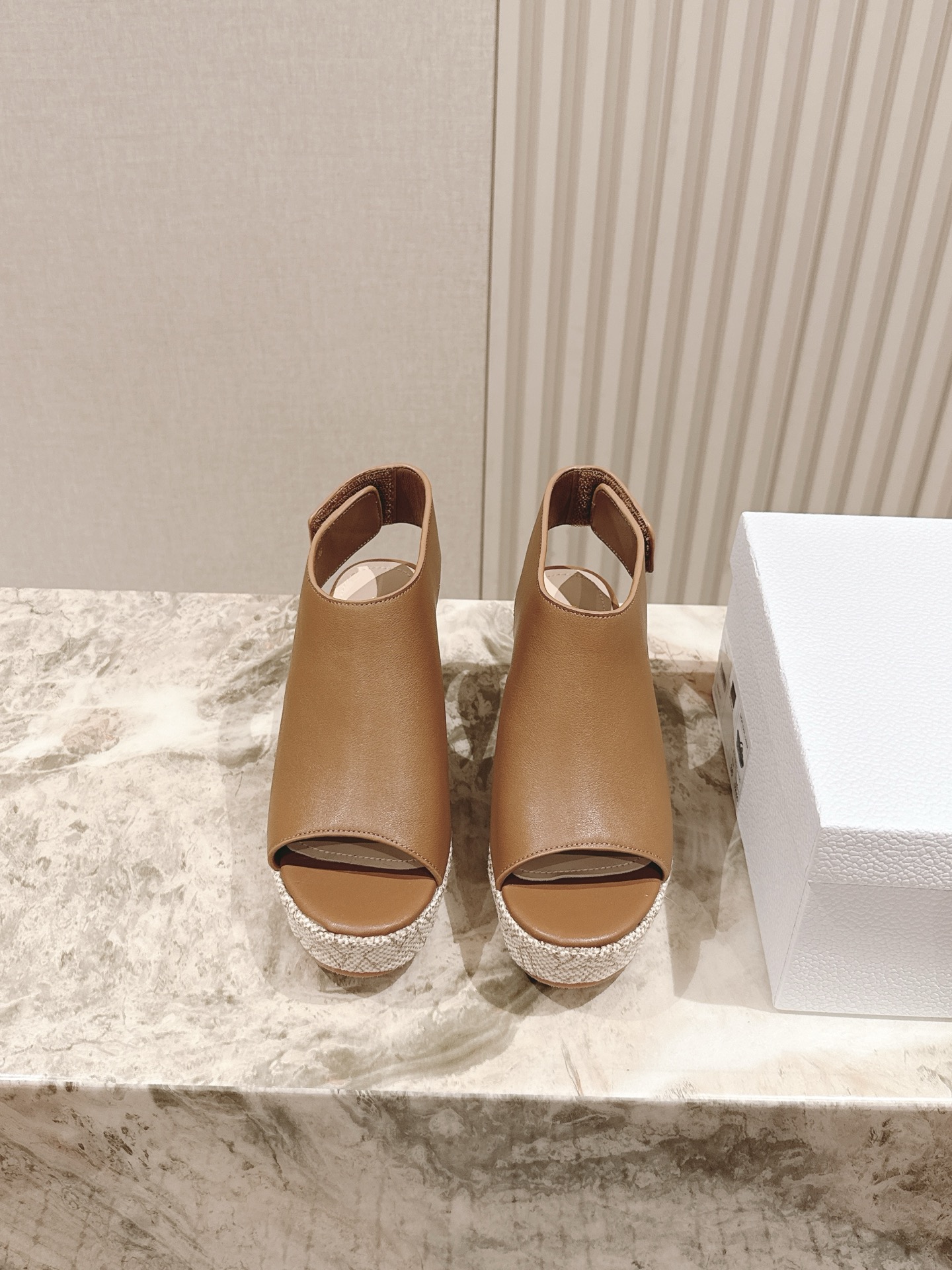 NO:409160,' ' | | 5 New style hemp rope wedge sandals in early spring, the counter is new, the upper is original custom lambskin electroplated hardware logo, the inner lining is breathable and soft, all sheepskin lining, the original hemp rope wedge outsole shoe size: 35-414041 custom made, heel height 8.5cm, the original counter full set of luxury packaging, slippers, sandals, slippers, sheepskin19860909' ' | | 5 早春新款麻绳坡跟凉拖鞋 专柜新款顶级上新 鞋面原版定制小羊皮电镀五金logo 内里透气柔软全羊皮内里 大底原版麻绳坡跟大底 鞋码:35-414041定做 跟高8.5cm 原版专柜全套豪华包装,拖鞋凉鞋,sandals,slippers,sheepskin,Women's Shoes