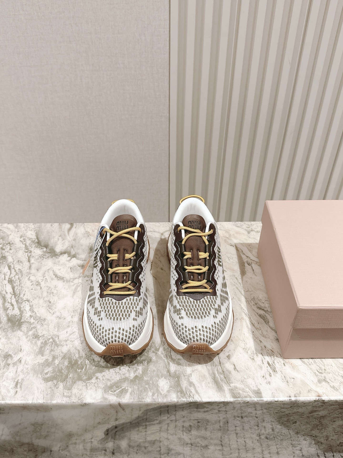 NO:406996,Couple model | 5 MIUMIU Miu Miu's new American retro style~ The most popular sneakers with a look. One that has to be bought ~ is old and fashionable, simple and high-end. It is very comfortable to match with the feet casually, and it is a must-have for the year!  The latest sports white shoes in early spring are popular among bloggers at home and abroad. The Xiaohongshu grass planting series, the retro and fashionable and beautiful sports shoes design, and the recognizable tongue creates a Buddhist sweet casual style~~ The aura of the foot is very casual, and the first layer of cowhide is made of silk cowhide, silk cowhide, original TPU vacuum thick sole, retro rubbing and making it old!  Size.35-45 Couple suits are equipped with a complete set of counters in simultaneous packaging!  , casual shoes/sports shoes, miumiu, sneakers, cowhide19860909情侣款 | 5  MIUMIU 缪缪新款美式复古风~ 颜值担当火爆款运动鞋 不得不入的一款～做旧时尚,简约高级 随意搭配上脚非常舒适,年度必入款！ 早春最新走秀款运动小白鞋国内外博主刷爆的一款,小红书种草系列,复古又时髦上脚美炸了简约的运动板鞋设计,极具辨识度的鞋舌,打造佛系甜美的休闲风~~上脚气场十足随意搭配, 选用头层牛皮材质,内里丝绸牛皮里,原版TPU抽真空厚底 复古擦色做旧！ Size.35-45 情侣装全套专柜同步包装！,休闲鞋/运动鞋,miumiu,sneakers,cowhide,Women's Shoes