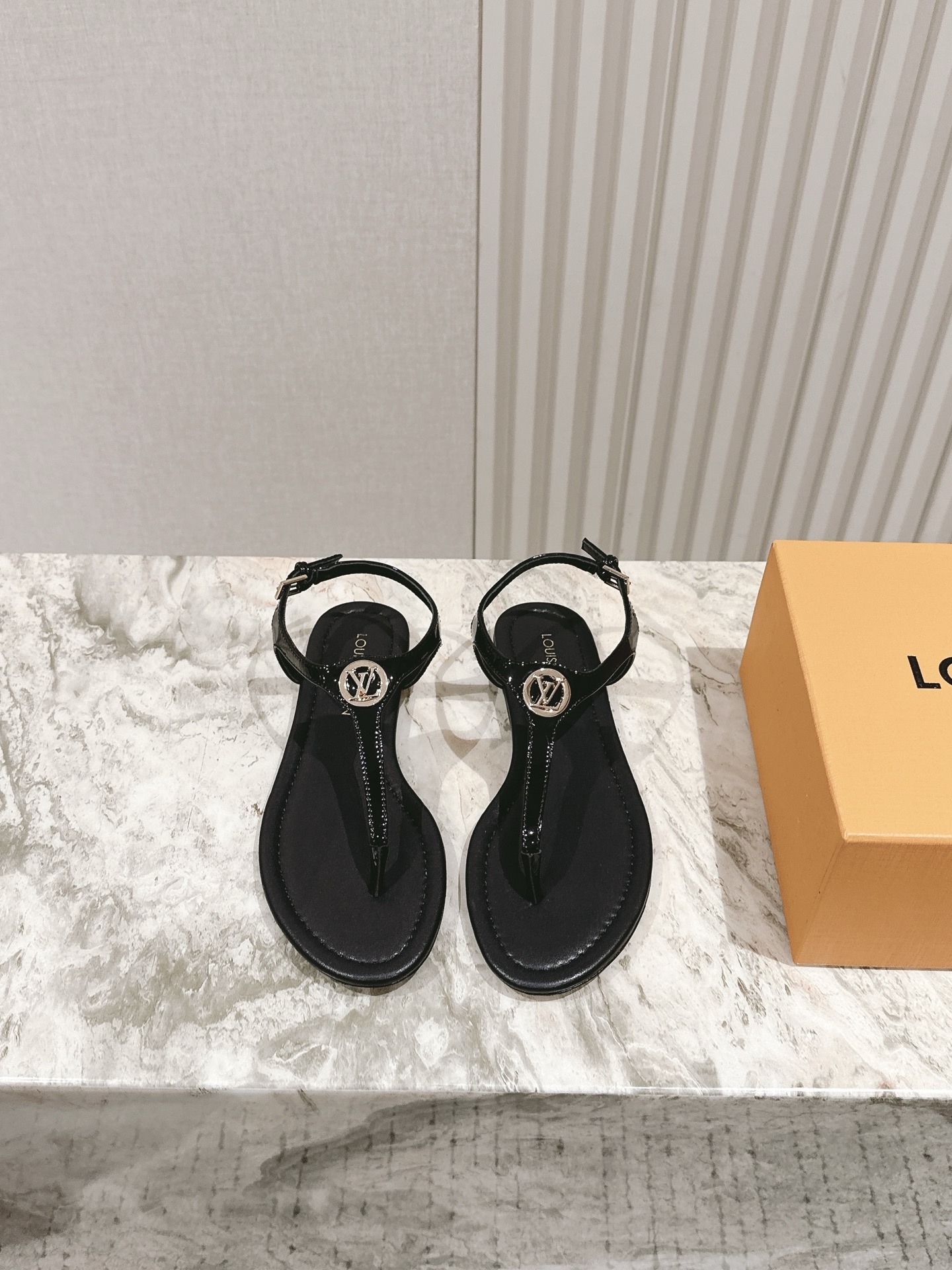 NO:417253,| 5 New arrival ~ LV spring and summer Mary Zhen shoes are so outstanding!  Fashionable, sexy and comfortable, full of the full emotional value that beautiful summer shoes can give. The shoes are also very well-behaved and beautiful!  The upper is made of imported beef patent leather, sheepskin inner lining, and genuine leather sole!  size 35-41 40 41 Customized Height Flat Bottom Full set of counters in simultaneous packaging!  , split shoes, louis vuitton, louis vuitton, louis vuitton, sandals, mary jane, sheepskin, Leather soles19860909| 5 驴家夏季夹脚凉鞋系列新品 new arrival～LV春夏玛丽珍鞋,也太出彩了！时尚性感舒适,拉满了夏日美鞋能给的满分情绪价值.鞋的造型也很乖巧好看呀！ 鞋面选用进口牛漆皮,羊皮内里,真皮大底！ size 35-41 40 41定制 高度平底 全套专柜同步包装！,分趾鞋,louis vuitton,louis vuitton,louis vuitton,sandals,mary jane,sheepskin,Leather soles,Women's Shoes