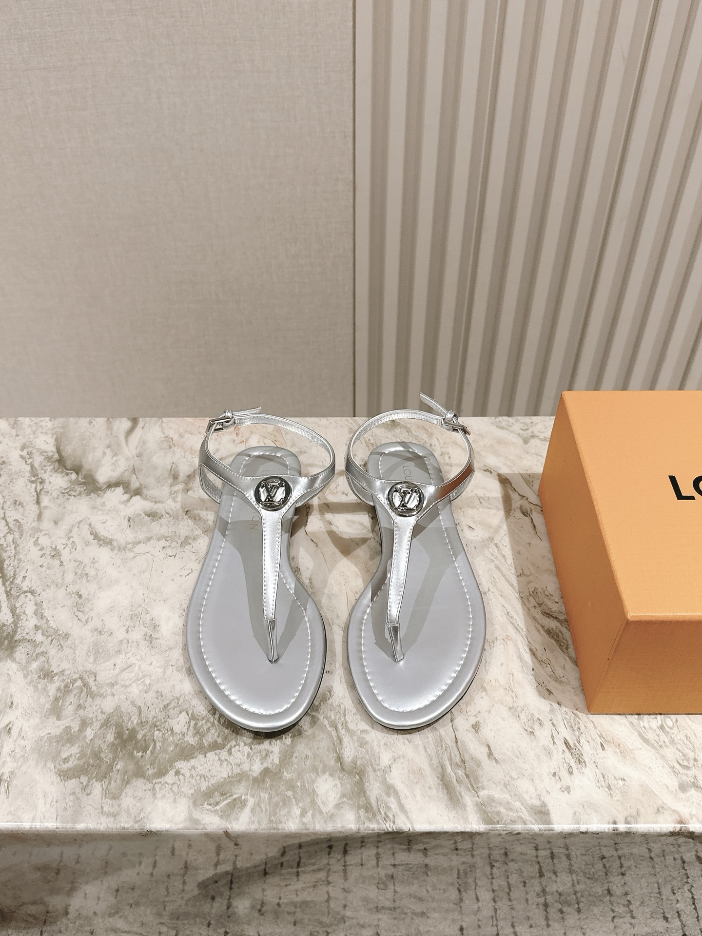 NO:417259,5 New arrival ~ LV spring and summer Mary Jane shoes are so outstanding!  Fashionable, sexy and comfortable, full of the full emotional value that beautiful summer shoes can give. The shoes are also very well-behaved and beautiful!  The upper is made of imported beef patent leather, sheepskin inner lining, and genuine leather sole!  size 35-41 40 41 Customized Height Flat Bottom Full set of counters in simultaneous packaging!  , split shoes, louis vuitton, louis vuitton, louis vuitton, sandals, mary jane, sheepskin, Leather soles198609095 驴家夏季夹脚凉鞋系列新品 new arrival～LV春夏玛丽珍鞋,也太出彩了！时尚性感舒适,拉满了夏日美鞋能给的满分情绪价值.鞋的造型也很乖巧好看呀！ 鞋面选用进口牛漆皮,羊皮内里,真皮大底！ size 35-41 40 41定制 高度平底 全套专柜同步包装！,分趾鞋,louis vuitton,louis vuitton,louis vuitton,sandals,mary jane,sheepskin,Leather soles,Women's Shoes