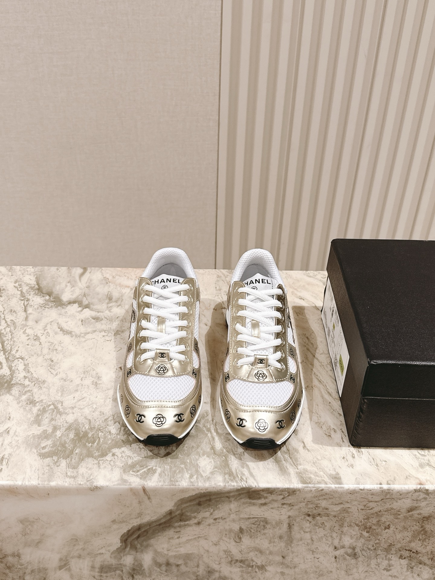 NO:409429,Couple model CHANE 'Xiaoxiangjia 2025 new product series The latest gold and silver king upgrade version 3.0! Casual sports shoes are invincible and beautiful and easy to wear. Very lightweight, the inner lining is also super soft, super comfortable, the upper breathable design, the color scheme is high-end and durable. Versatile. Upper cowhide and printed. Breathable mesh fabric. Original tpu outsole. Size 35-45. Casual shoes/sports shoes. Chanel, Chanel, alexander wang, sneakers, cowhide19860909情侣款 CHANE'小香家2025新品系列 最新款金银大王升级3.0版本！休闲运动鞋 无敌漂亮又好穿 非常轻便,内里也是超级软,超级舒服,鞋面透气设计,配色高级耐看 百搭 鞋面牛皮加印花 内里透气网布 原版tpu大底 码数35-45,休闲鞋/运动鞋,chanel,chanel,alexander wang,sneakers,cowhide,Women's Shoes