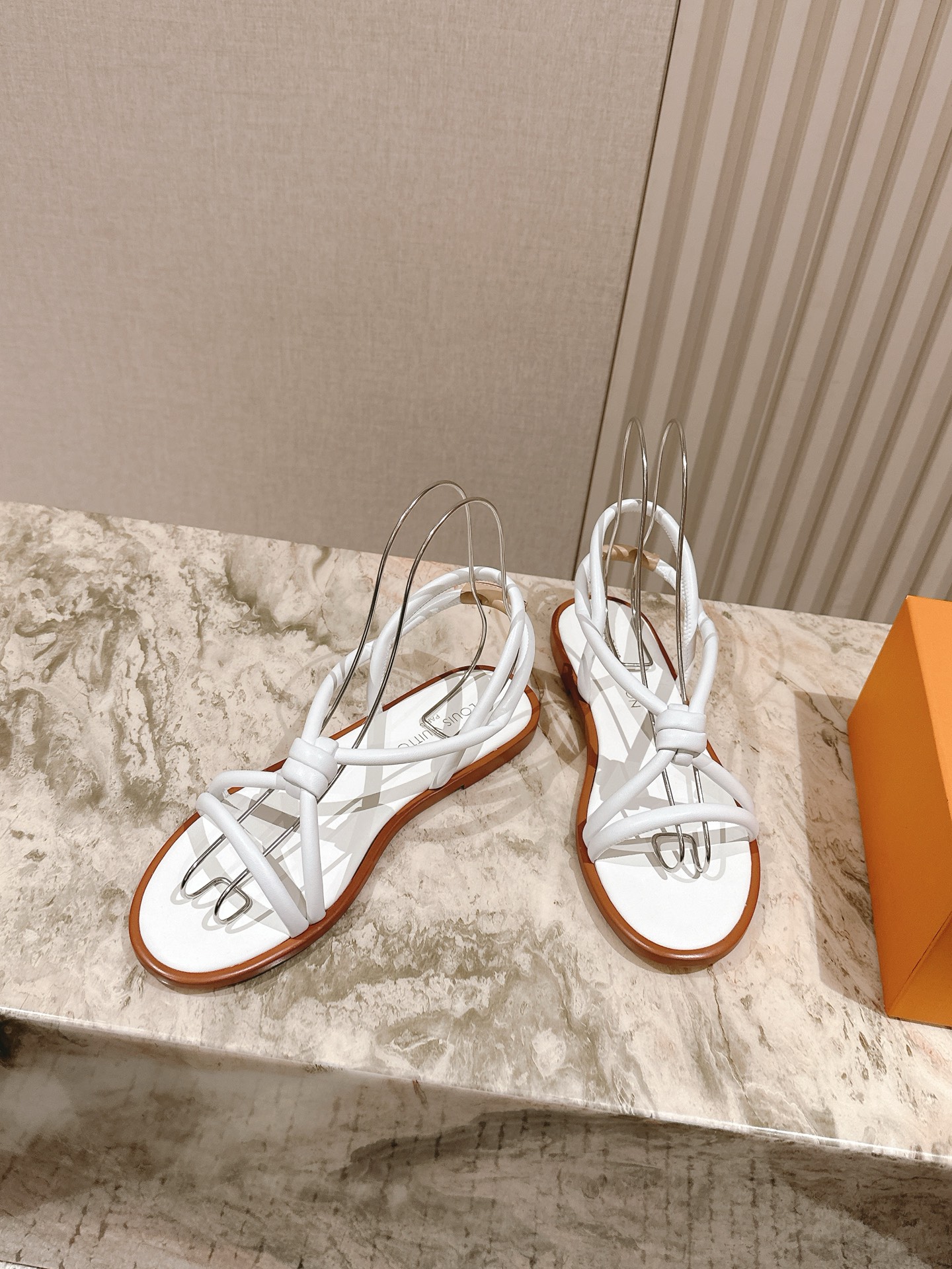 
  | ²⁰²5𝐬𝐬 🤍🤎
驴家早春高跟系列凉鞋新品🆕 new ，时尚性感舒适，拉满了夏日美鞋能给的满