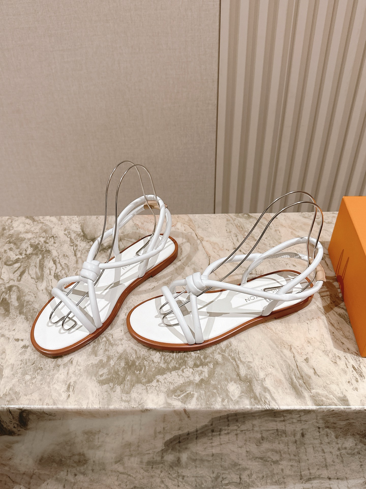 
  | ²⁰²5𝐬𝐬 🤍🤎
驴家早春高跟系列凉鞋新品🆕 new ，时尚性感舒适，拉满了夏日美鞋能给的满