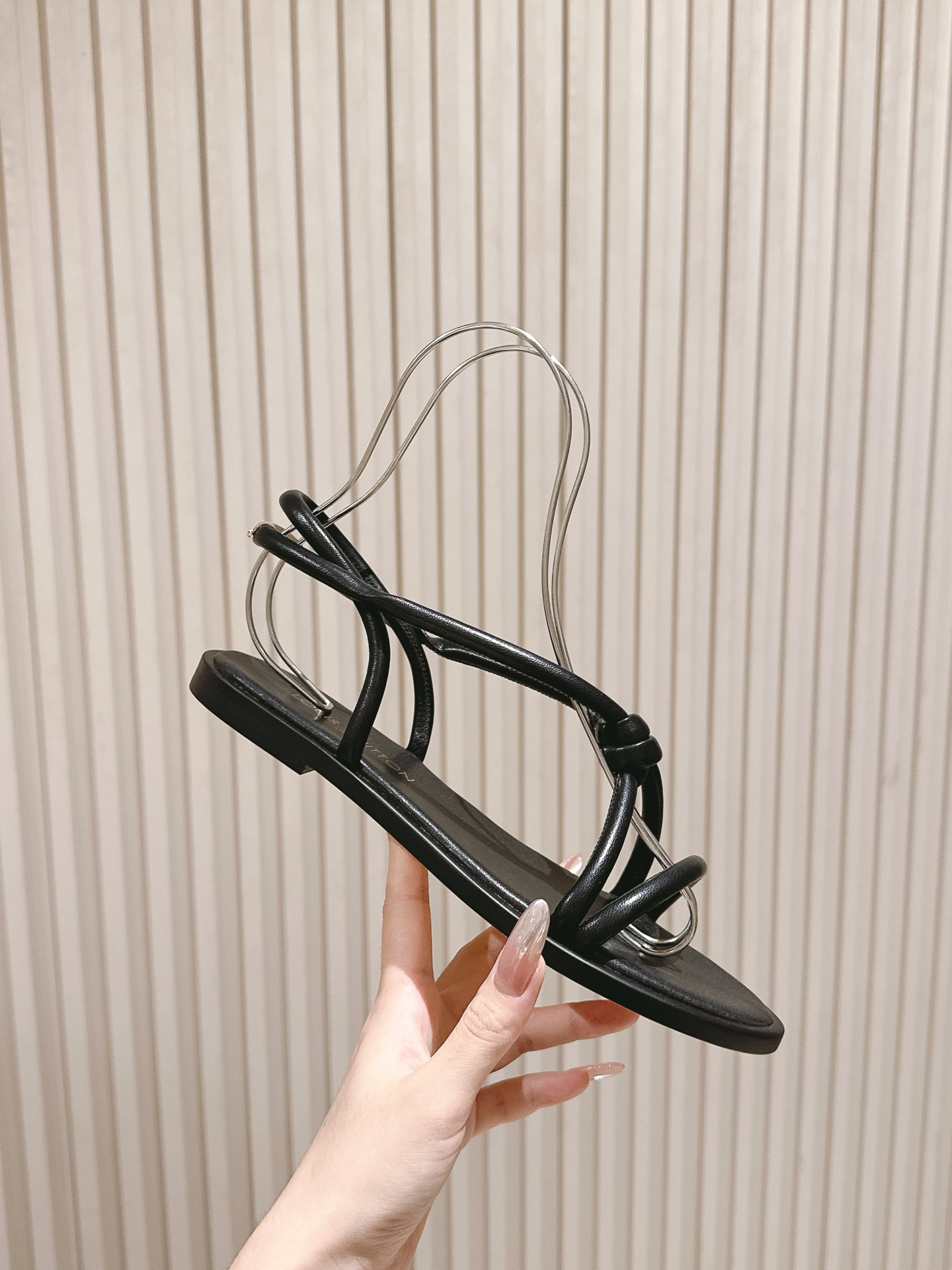
  | ²⁰²5𝐬𝐬 🤍🤎
驴家早春高跟系列凉鞋新品🆕 new ，时尚性感舒适，拉满了夏日美鞋能给的满