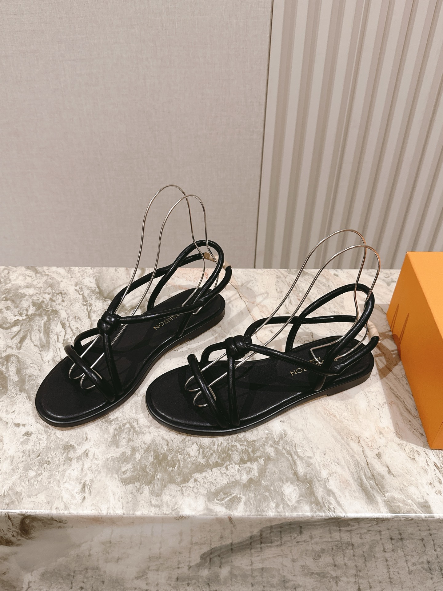 
  | ²⁰²5𝐬𝐬 🤍🤎
驴家早春高跟系列凉鞋新品🆕 new ，时尚性感舒适，拉满了夏日美鞋能给的满