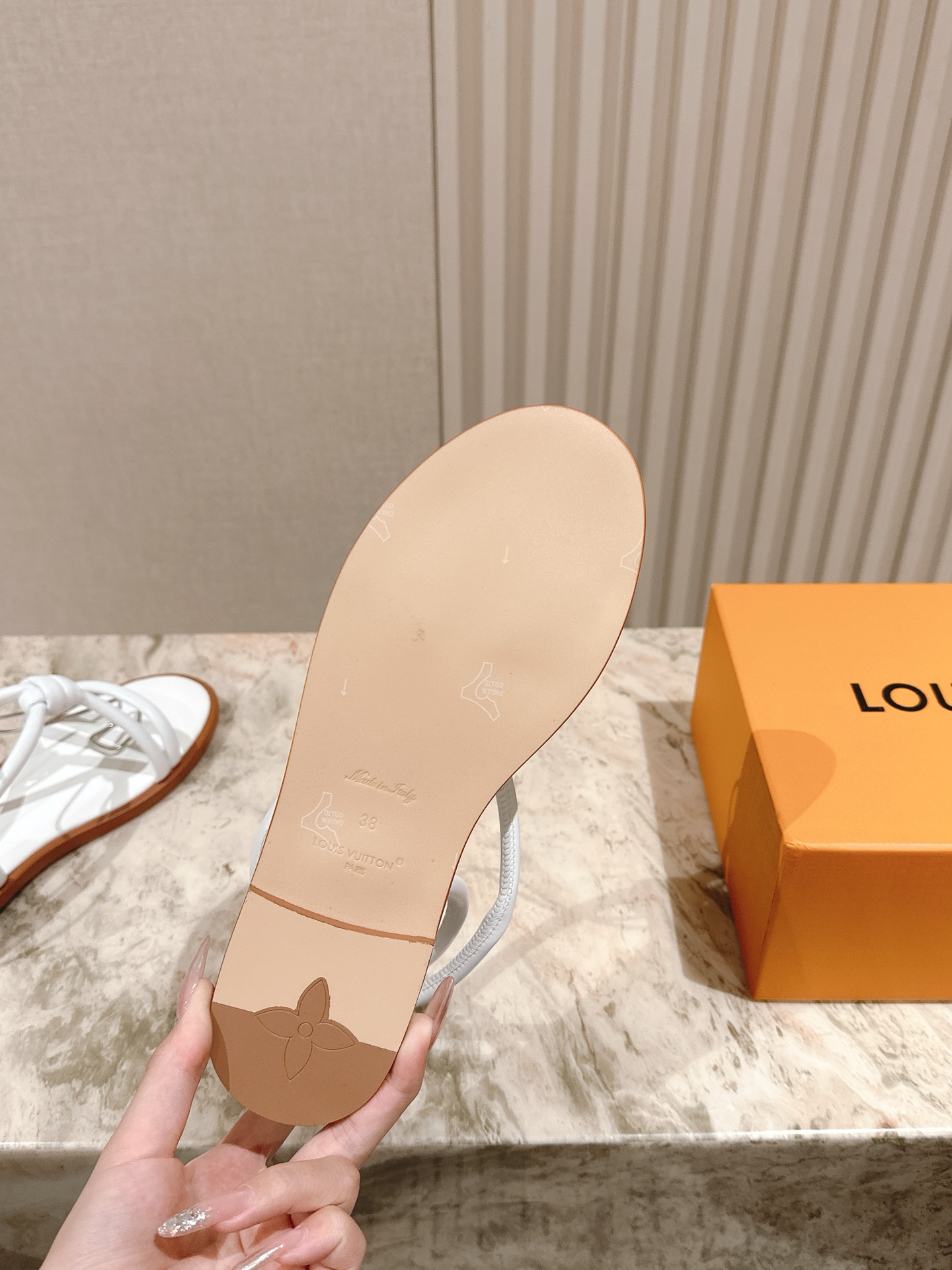 
  | ²⁰²5𝐬𝐬 🤍🤎
驴家早春高跟系列凉鞋新品🆕 new ，时尚性感舒适，拉满了夏日美鞋能给的满
