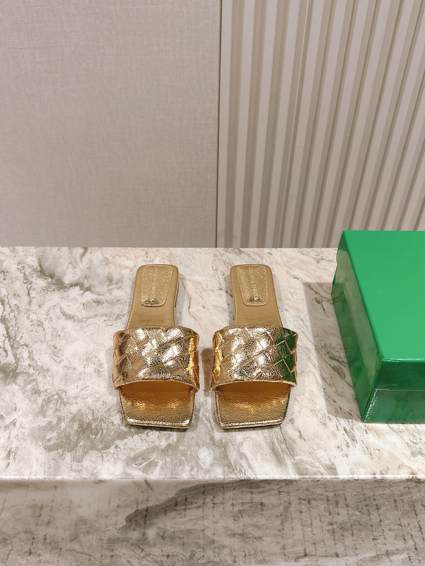 NO:409407,BV Parco Women's Muller Slippers Series 15mm Level Knitting Single Shoes Genuine Leather Hand-woven This classic model is simply the latest BV ceiling. Two-color, versatile, simple piece of leather 15mm pull strips Hand-woven, high-end, high-end fabric, high-quality calfskin footbed, sheepskin inner comfortable and high-end, Italian leather outsole & injection rubber process, light dyeing process, benchmarking and matching shoe bags adopt glue logo process, hot melt glue is used to set the toe of the market, the highest end of the market, easy to rebound and not deform, the upper line is selected from Italian computer needle truck, fine workmanship 35 36 37 38 39 40 41 42 (40 41 42 43 Customized), slippers, bottega  veneta, slippers, cowhide, sheepskin, Leather soles19860909BV Parco 女士穆勒拖鞋 系列 15 毫米级 编织单鞋 真皮手工编织 这款经典款 简直bv最新天花板啦 双色彩色百搭 简约一块皮15毫米抽条 手工编织而成 高档舒适 面料选用优质小牛皮垫脚羊皮内里舒适高端 大底选用意大利真皮大底&注塑橡胶工艺 运用轻染工艺 对标对版鞋子布袋采用印胶logo工艺 市场最高端采用热熔胶定型鞋头 后跟 易回弹不变形鞋面车线选用意大利电脑针车 做工精细 35 36 37 38 39 40 41 42 （40 41 42 43 定制）,拖鞋,bottega veneta,slippers,cowhide,sheepskin,Leather soles,Women's Shoes