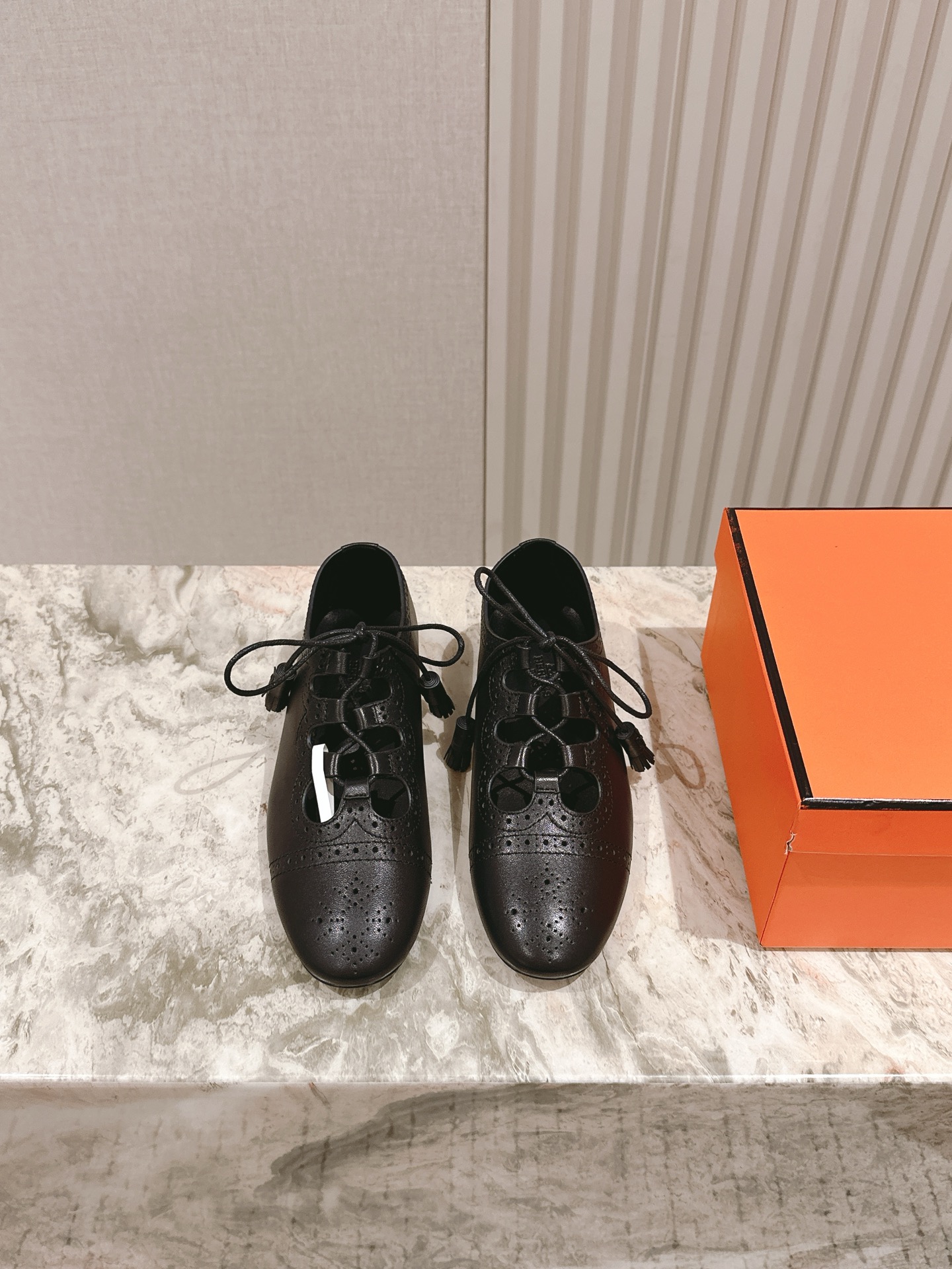 NO:409158,| 5 Purchase Level Hermes New Style Hollow Perforated Mary Jane Shoes!  Simple, fashionable and versatile, super comfortable, mold opening hardware buckle, specific mountain cowhide, sheepskin inner, genuine leather bottom Size35-41 (40 41 custom made without return or exchange) Special counter synchronous gift box packaging!  ,Mary Jane,hermes,mary jane,cowhide,sheepskin,Leather soles19860909| 5 代购级别 爱马仕新款 镂空穿孔玛丽珍鞋！ 简约时尚百搭 超级舒服 开模五金扣 特定山牛皮,羊皮内里 真皮大底 Size35-41（40 41定做不退换） 专柜同步礼盒包装！,玛丽珍,hermes,mary jane,cowhide,sheepskin,Leather soles,Women's Shoes