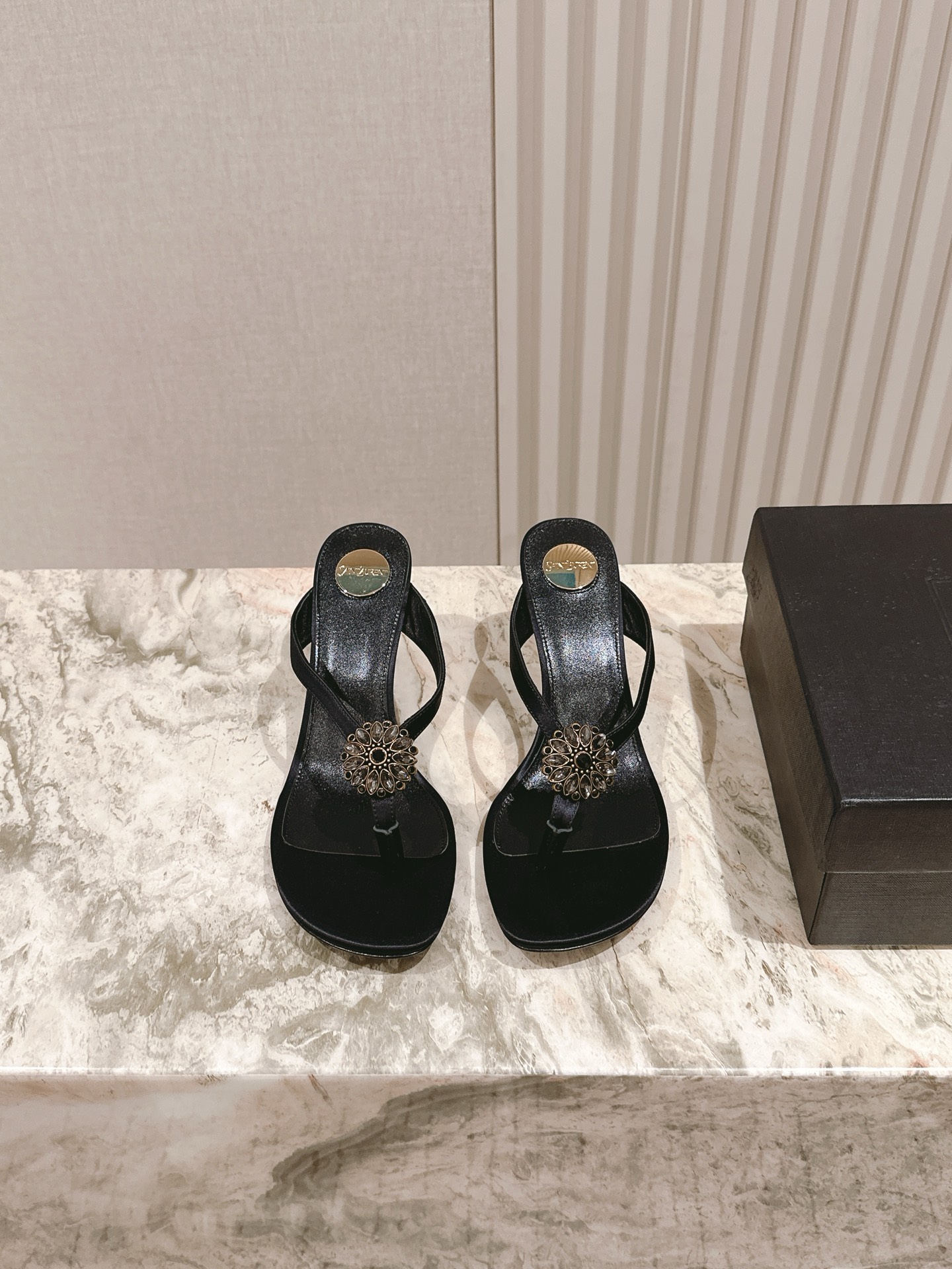 NO:409426,| 5 YSL Saint Laurent Goddess High-quality Goods Juezi Counter Laurent's latest series of new products!  With the heel style ★★★★★★★ Top purchasing version, super exquisite one-to-zero distance creation!  Create the best shoes with the best materials!  The gorgeous hardware buckle square head, stiletto heels, neat, classic and timeless design lines and colorful tones are definitely the favorite of high heel fans in the shoe cabinet. ━━━━━━━━━━━━━━━━━━━━━━━━━━━━━━━━━━━━━━━━━━━━━━━━━━━━━━━━━━━━━━━━━━━━━━━━━━━━━━━━━━━━━━━━━━━━━━━━━━━━━━━━━━━━━━━━━━━━━━━━━━━━━━━━━━━━━━━━━━━━━━━━━━━━━━━━━━━  Heel height 5.5, size 35-40 (.40.41 custom made without return), split-toe shoes, saint laurent, saint laurent, high heels, real silk19860909| 5 YSL圣罗兰女神高货绝绝子专柜最新系列新品！带跟款 ★★★★★ 顶级代购版本 超精致一比一零离距打造！用最好料材打造最好鞋子！ 五金华丽扣方头 细高跟 利落、经典永恒的设计线条和缤纷色调,绝对是高跟鞋迷们鞋柜里的挚爱 ━━━━━━━━━━━━ 材料进口真丝 /顶羊级皮内里 / 意大利真大皮底！ 跟高5.5 码数35－40（.40.41定做不退换）,分趾鞋,saint laurent,saint laurent,high heels,real silk,Women's Shoes