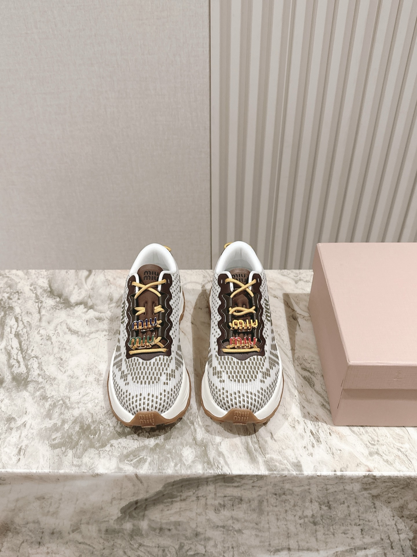 NO:409431,Couple model | 5 buttons 50 MIUMIU Miu Miu's new American retro style~ The most popular sneakers with a look. One that has to be bought~ is old and fashionable, simple and high-end. It is very comfortable to match with the feet casually. It is a must-have for purchase in the year!  The latest sports white shoes in early spring are popular among bloggers at home and abroad. The Xiaohongshu grass planting series, the retro and fashionable and beautiful sports shoes design, and the recognizable tongue creates a Buddhist sweet casual style~~ The aura of the foot is very casual, and the first layer of cowhide is made of silk cowhide, silk cowhide, original TPU vacuum thick sole, retro rubbing and making it old!  Size.35-45 Couple suits are equipped with a complete set of counters in simultaneous packaging!  , casual shoes/sports shoes, miumiu, sneakers, cowhide19860909情侣款 | 5 扣子50 MIUMIU 缪缪新款美式复古风~ 颜值担当火爆款运动鞋 不得不入的一款～做旧时尚,简约高级 随意搭配上脚非常舒适,年度必入款！ 早春最新走秀款运动小白鞋国内外博主刷爆的一款,小红书种草系列,复古又时髦上脚美炸了简约的运动板鞋设计,极具辨识度的鞋舌,打造佛系甜美的休闲风~~上脚气场十足随意搭配, 选用头层牛皮材质,内里丝绸牛皮里,原版TPU抽真空厚底 复古擦色做旧！ Size.35-45 情侣装全套专柜同步包装！,休闲鞋/运动鞋,miumiu,sneakers,cowhide,Women's Shoes