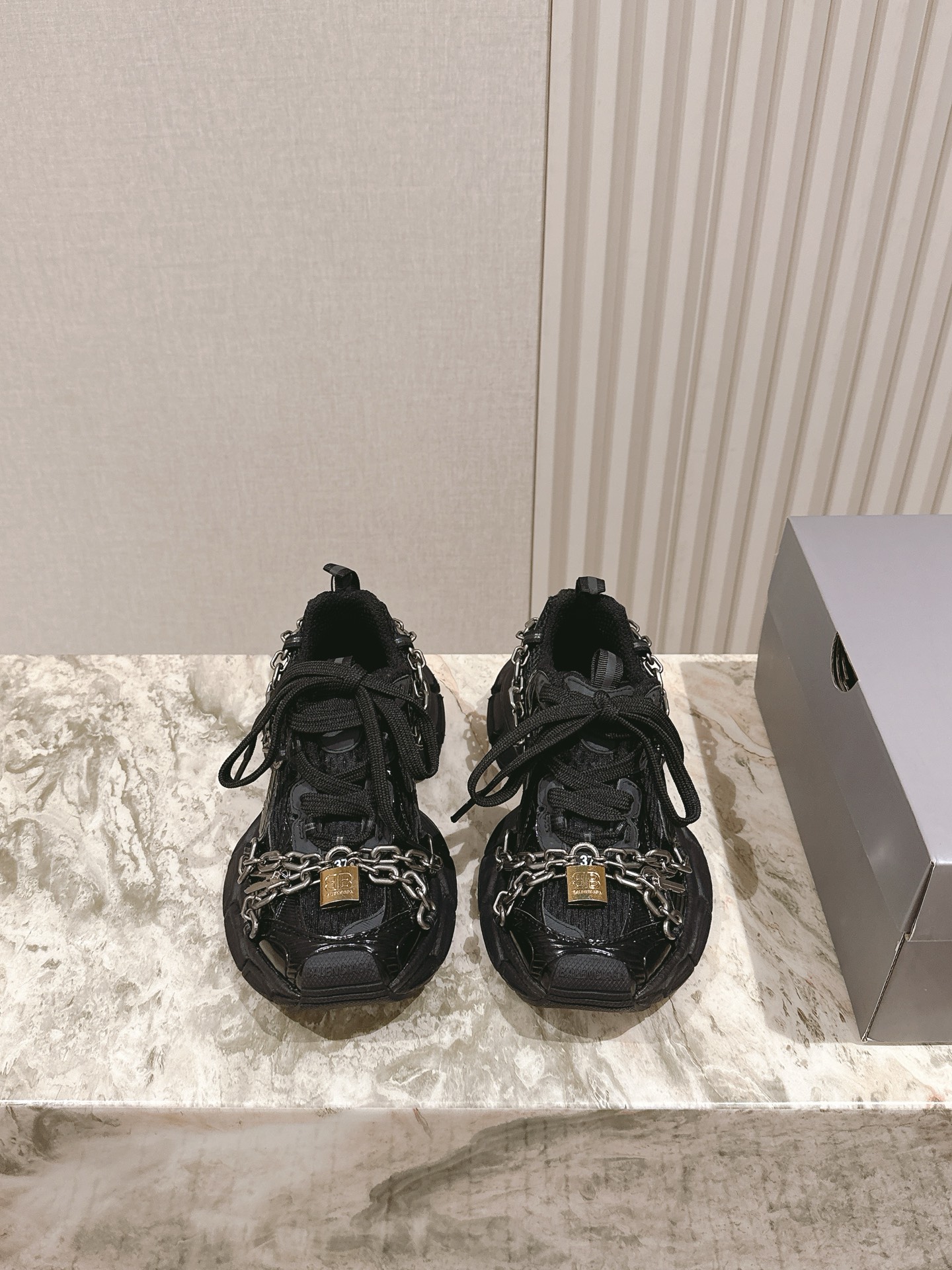 NO:409373,# | 5 / Balenciaga flash 3xL and urnner locking dad shoes shipped Continue the trend of running shoes to make old dad shoes. The shoe body is made of polyester, nylon, TPU and polyurethane. Whether it is appearance or comfort and lightness, it is taken to the next level. The heel is decorated with a webbing crotch, the outsole and rear are decorated with Balenciaga logo, the upper is decorated with unity sports icon artwork, the tongue is decorated with 3B sports icon artwork, the fabric inner foot pads, the foot is guaranteed to be satisfied, it is so cool!  Size 35-45M men and women, dad shoes, balenciaga, balenciaga19860909# | 5 ／巴黎世家爆闪 3xL和urnner锁扣老爹鞋出货 延续潮流跑鞋做旧老爹鞋,鞋身由聚酯纤维、尼龙、 TPU 和聚氨酯制成,不管是从外观还是舒适轻盈度都更上一个台阶,后跟饰有织带拉裆,外底和后部饰以 Balenciaga 标识,鞋面饰以 unity sports icon 艺术作品,鞋舌饰以3B sports icon 艺术作品,织物内里垫脚,上脚保证你满意就是这么炫这么酷！ 码数35-45M 男女款,老爹鞋,balenciaga,balenciaga,Women's Shoes