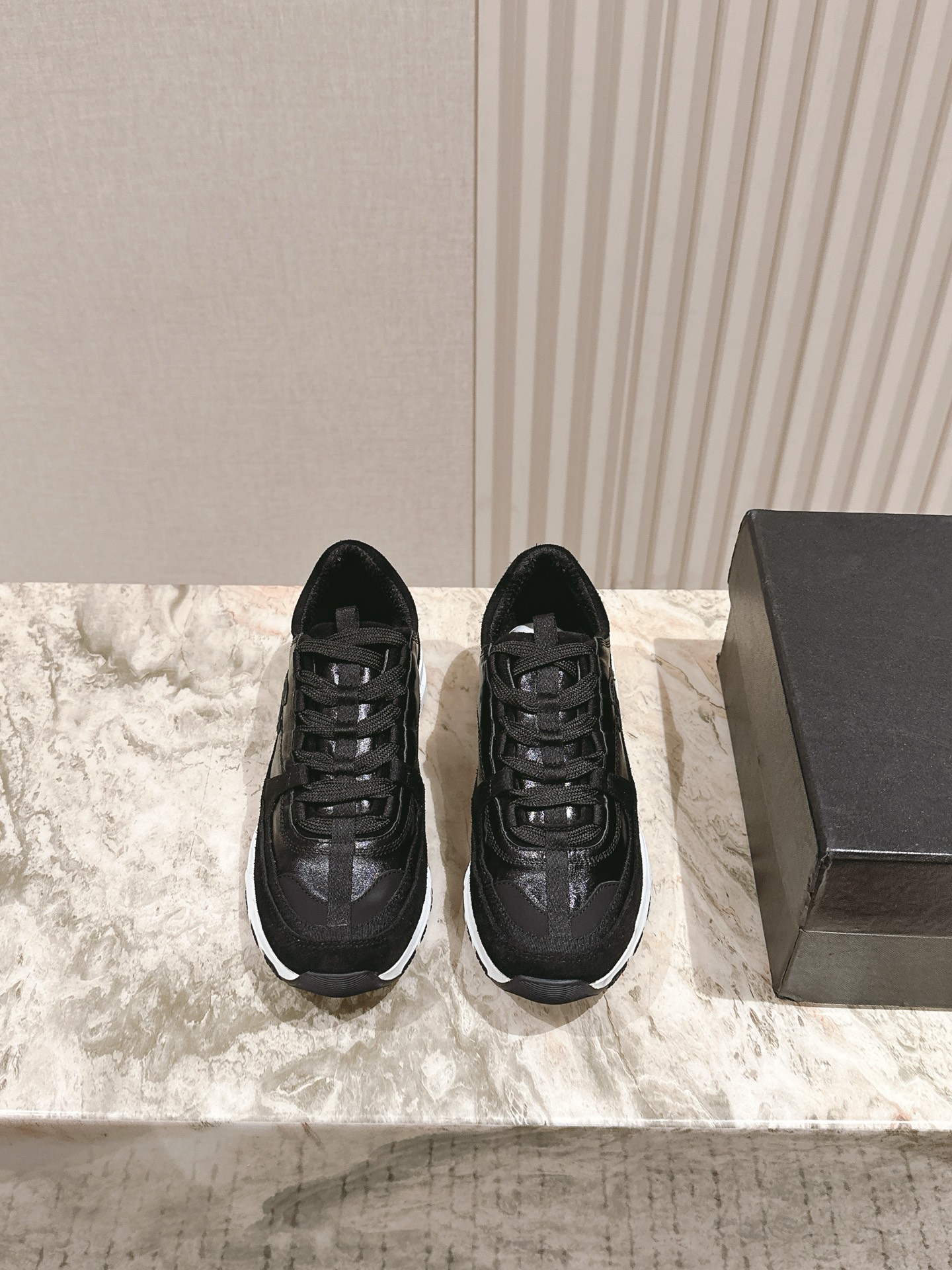 NO:438908,CHANE' Xiaoxiangjia 2025 new product series The latest Gold and Silver King upgraded version 3.0! Casual sports shoes are invincible and beautiful and easy to wear. Very lightweight, the inner lining is also super soft, super comfortable, the upper breathable design, the color is high-end and durable. Versatile. The upper is cowhide and printed. The inner lining is breathable mesh. Original tpu outsole. Size 35-40. Casual shoes/sports shoes. Chanel, Chanel, alexander wang, sneakers, cowhide19860909CHANE'小香家2025新品系列 最新款金银大王升级3.0版本！休闲运动鞋 无敌漂亮又好穿 非常轻便,内里也是超级软,超级舒服,鞋面透气设计,配色高级耐看 百搭 鞋面牛皮加印花 内里透气网布 原版tpu大底 码数35-40,休闲鞋/运动鞋,chanel,chanel,alexander wang,sneakers,cowhide,Women's Shoes