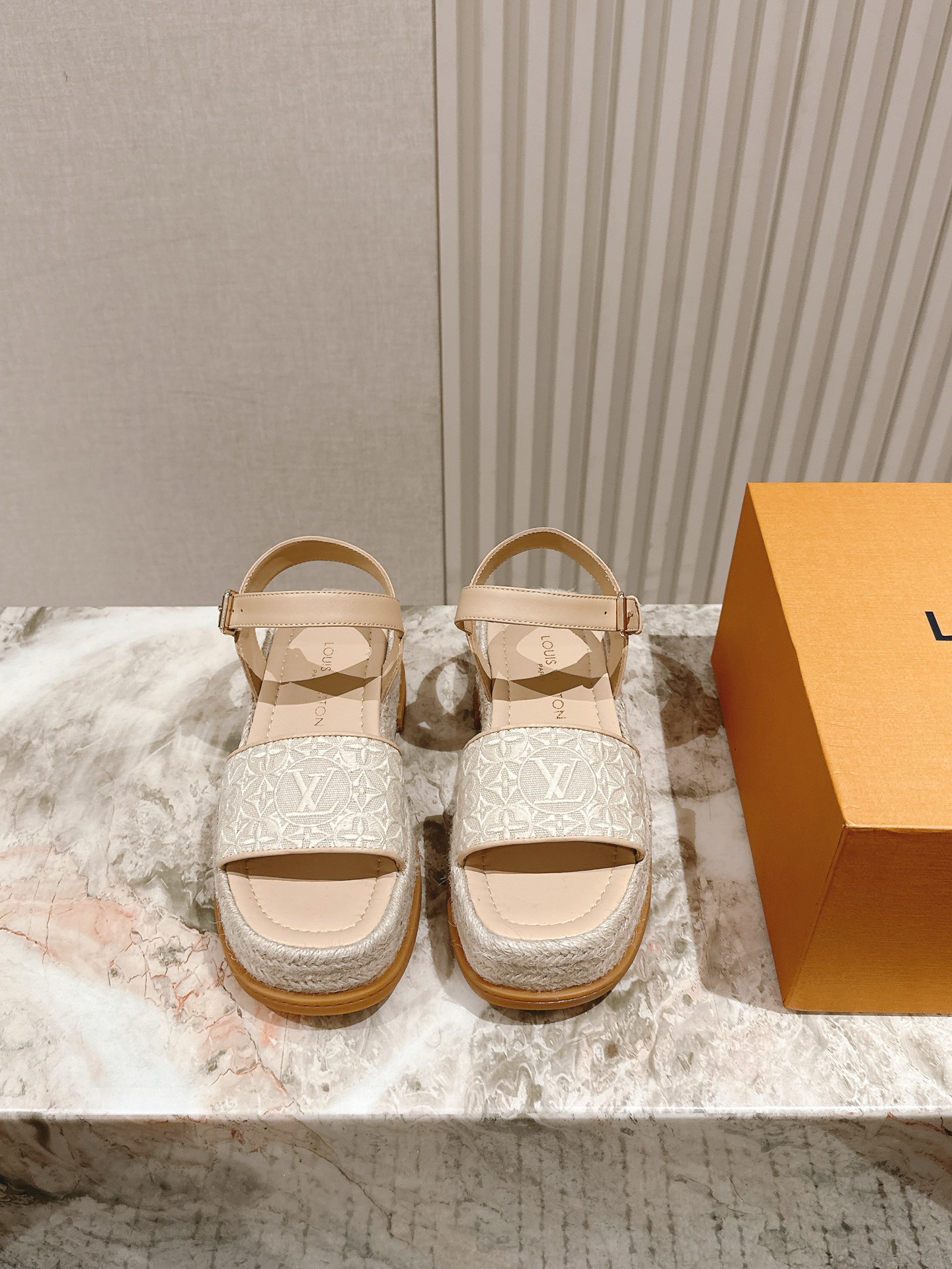 
 | ²⁰²5 𝐬𝐬 🤍🤎驴家新品🆕 new arrival～LV春夏厚底漆皮水台凉鞋.单宁色搭配的牛