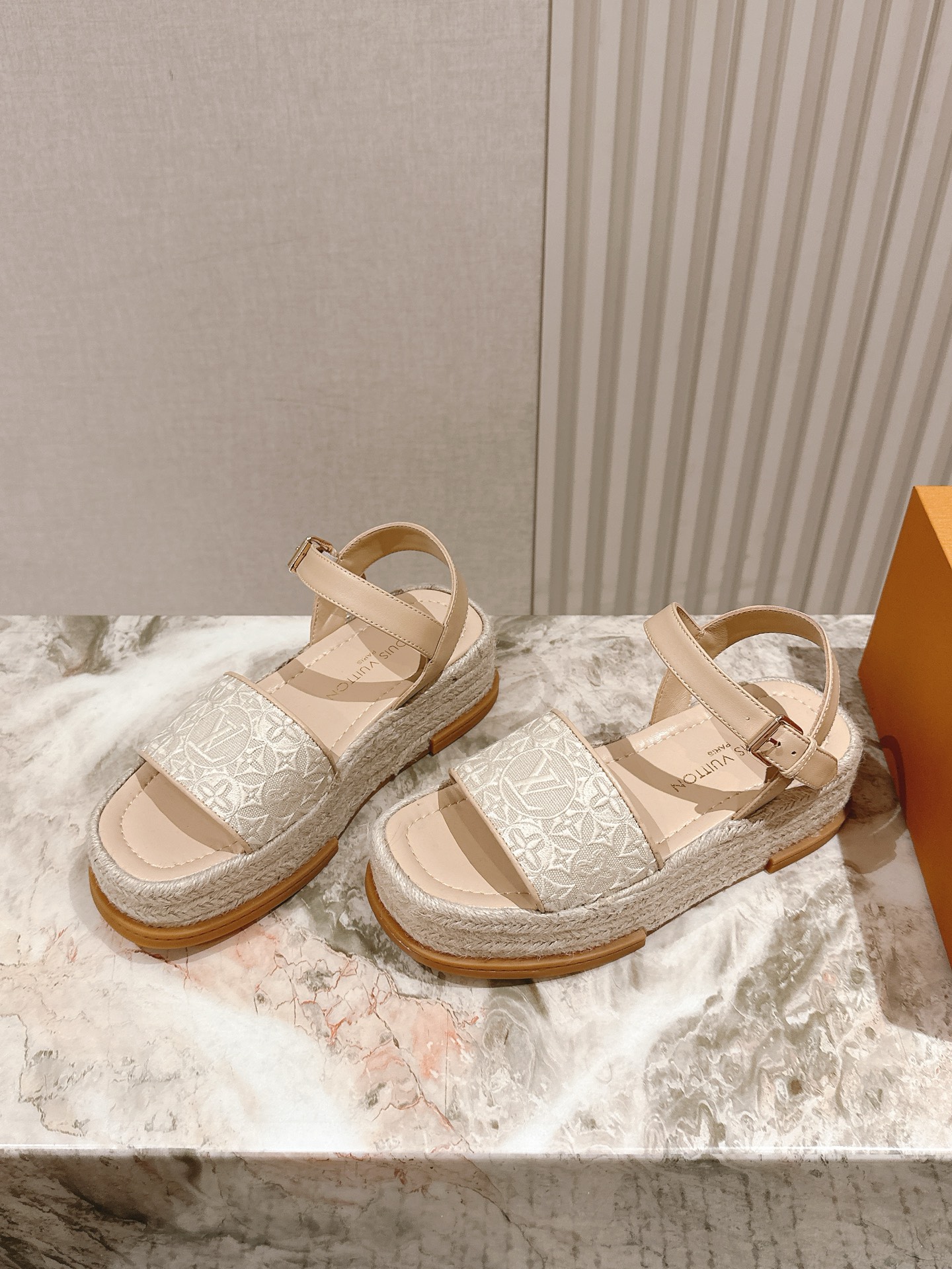 
 | ²⁰²5 𝐬𝐬 🤍🤎驴家新品🆕 new arrival～LV春夏厚底漆皮水台凉鞋.单宁色搭配的牛