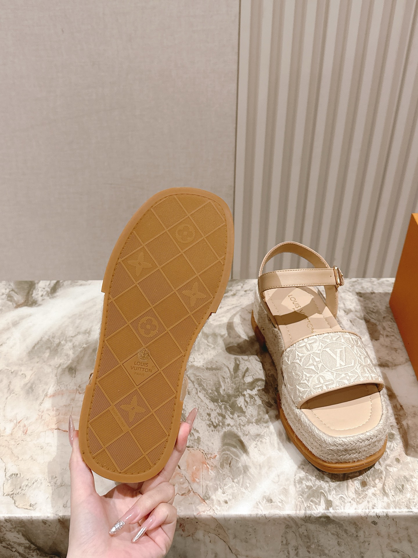 
 | ²⁰²5 𝐬𝐬 🤍🤎驴家新品🆕 new arrival～LV春夏厚底漆皮水台凉鞋.单宁色搭配的牛