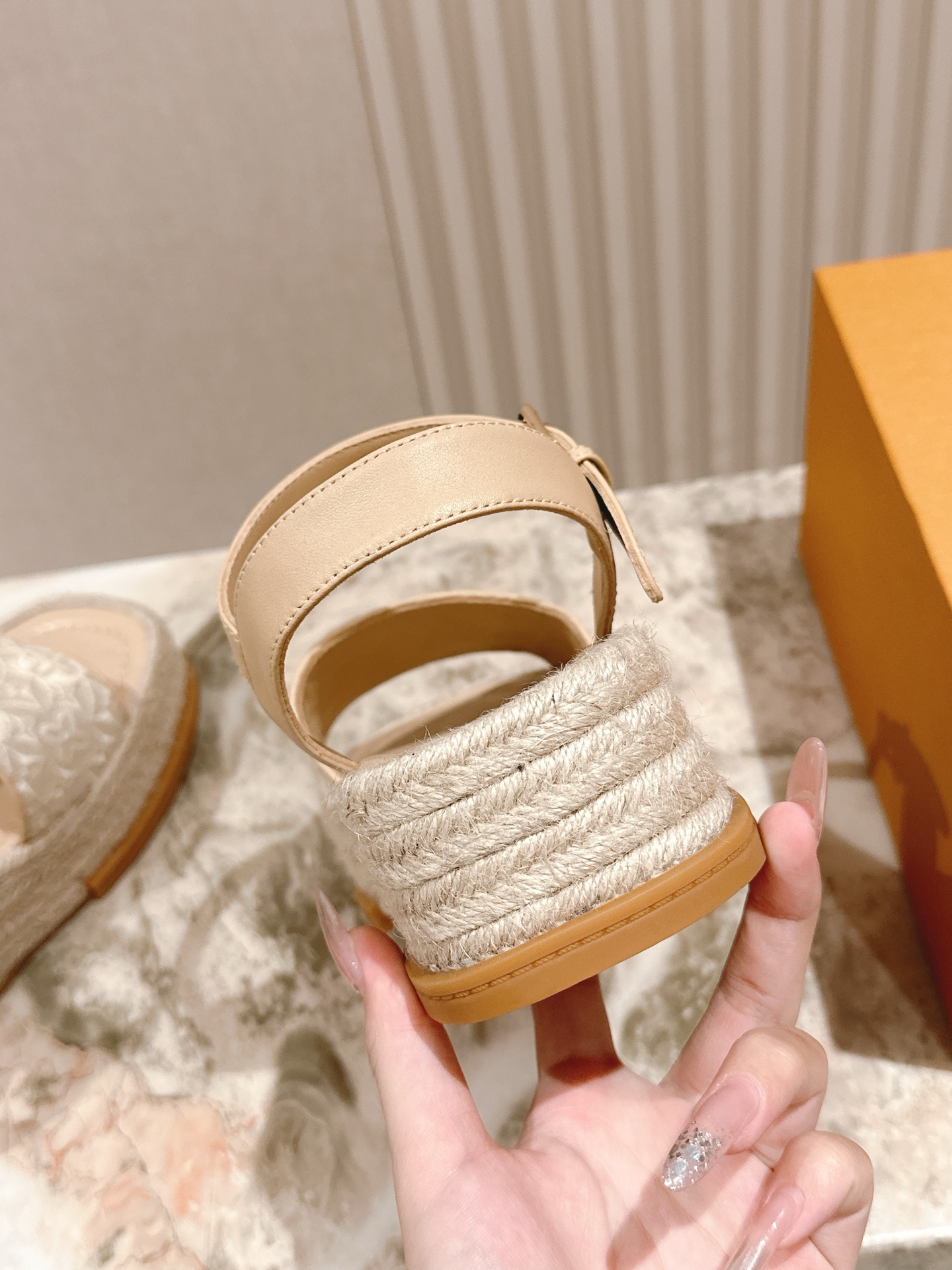 
 | ²⁰²5 𝐬𝐬 🤍🤎驴家新品🆕 new arrival～LV春夏厚底漆皮水台凉鞋.单宁色搭配的牛