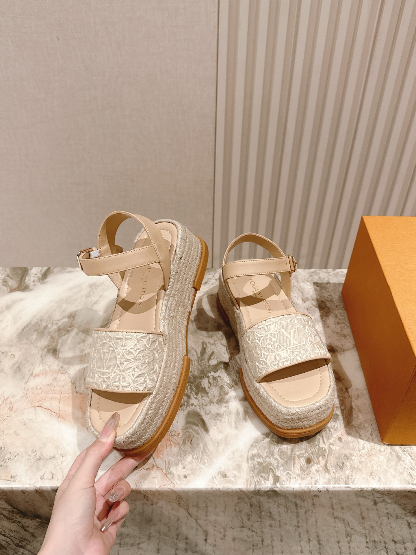 
 | ²⁰²5 𝐬𝐬 🤍🤎驴家新品🆕 new arrival～LV春夏厚底漆皮水台凉鞋.单宁色搭配的牛