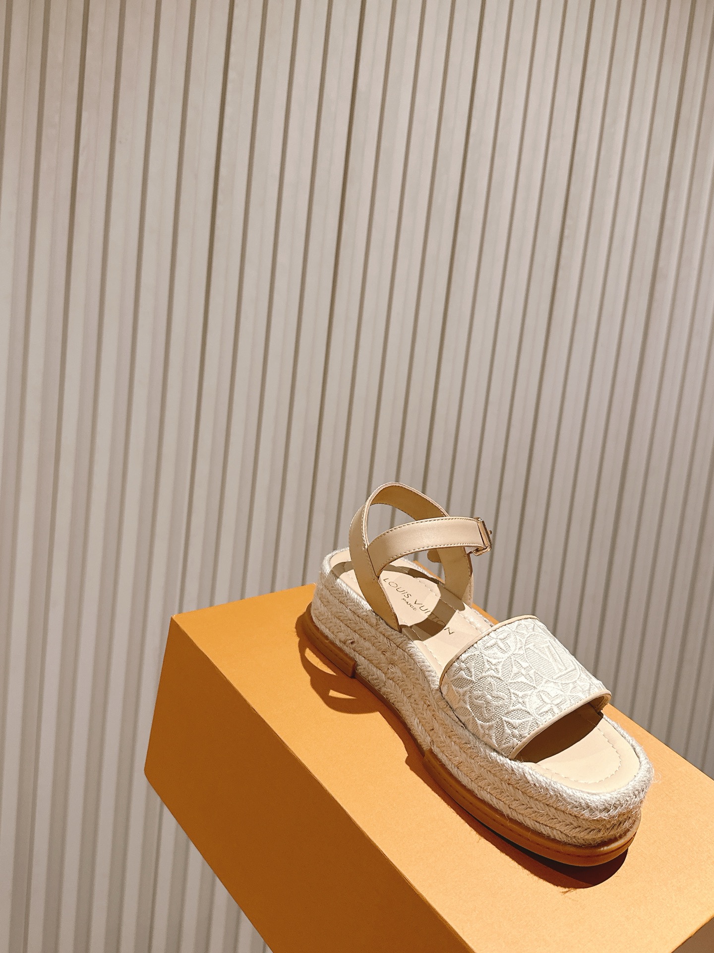 
 | ²⁰²5 𝐬𝐬 🤍🤎驴家新品🆕 new arrival～LV春夏厚底漆皮水台凉鞋.单宁色搭配的牛