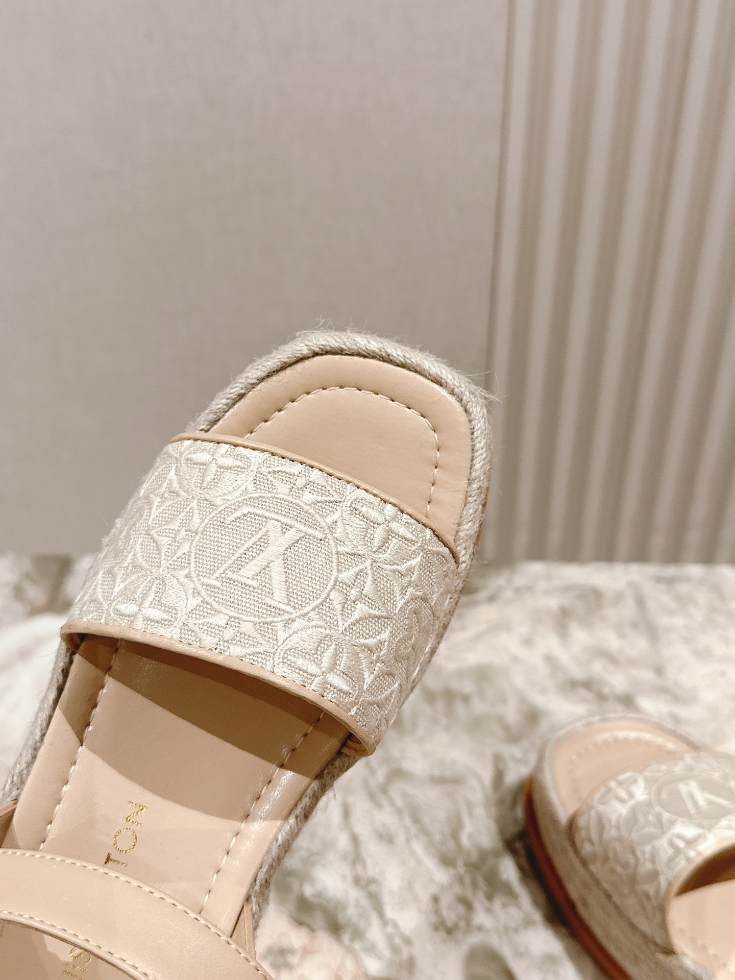
 | ²⁰²5 𝐬𝐬 🤍🤎驴家新品🆕 new arrival～LV春夏厚底漆皮水台凉鞋.单宁色搭配的牛