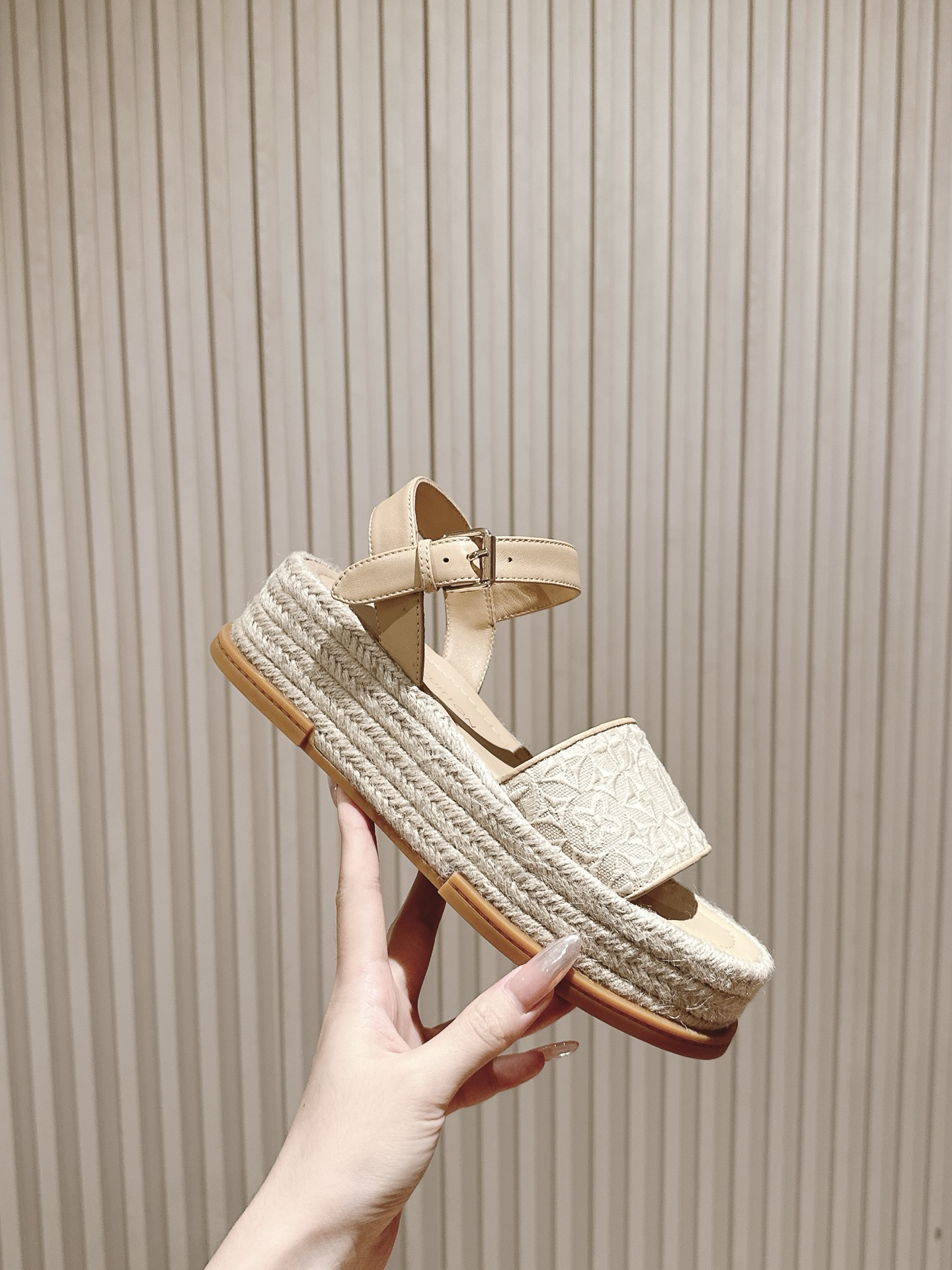 
 | ²⁰²5 𝐬𝐬 🤍🤎驴家新品🆕 new arrival～LV春夏厚底漆皮水台凉鞋.单宁色搭配的牛