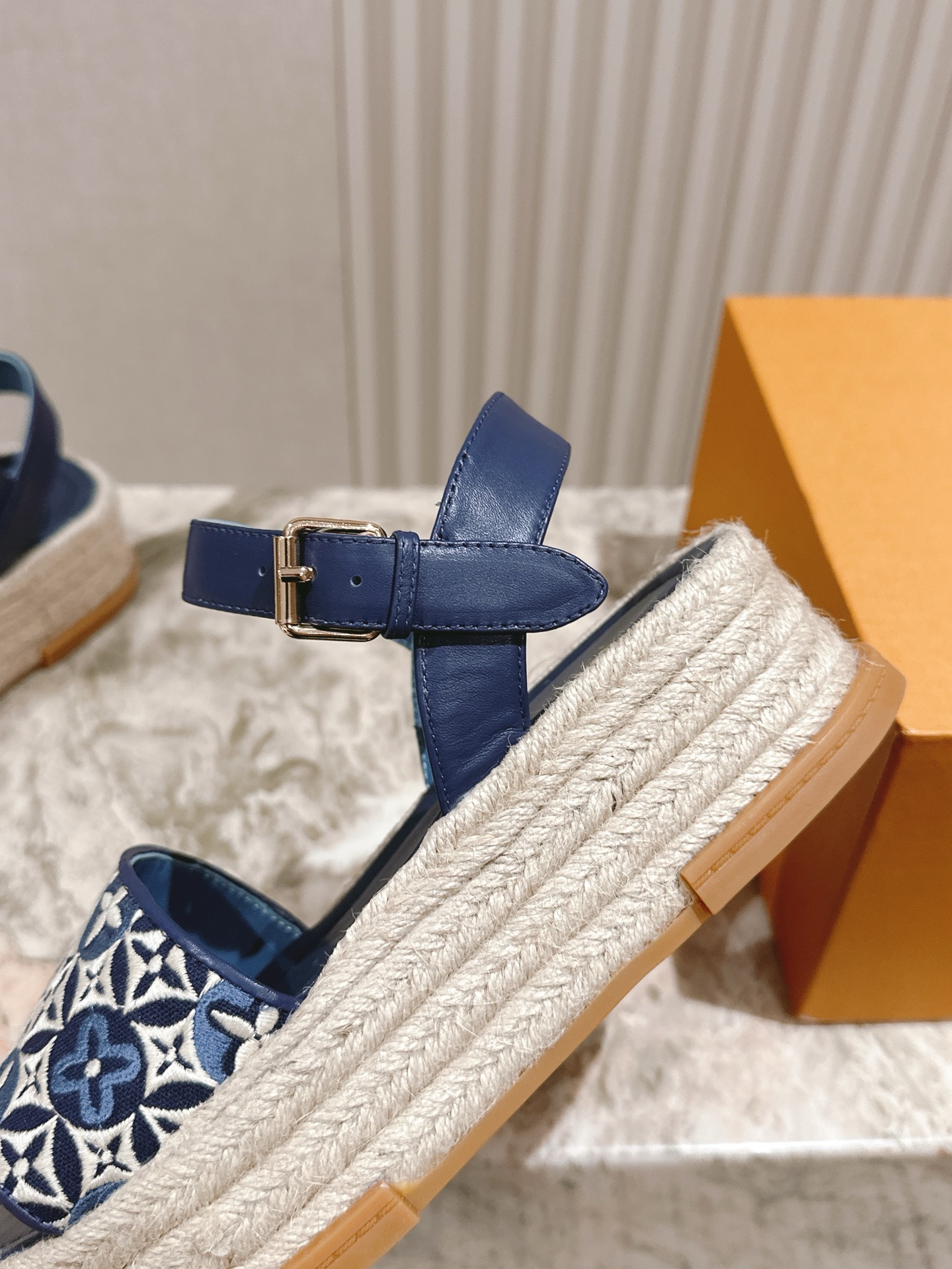 
 | ²⁰²5 𝐬𝐬 🤍🤎驴家新品🆕 new arrival～LV春夏厚底漆皮水台凉鞋.单宁色搭配的牛