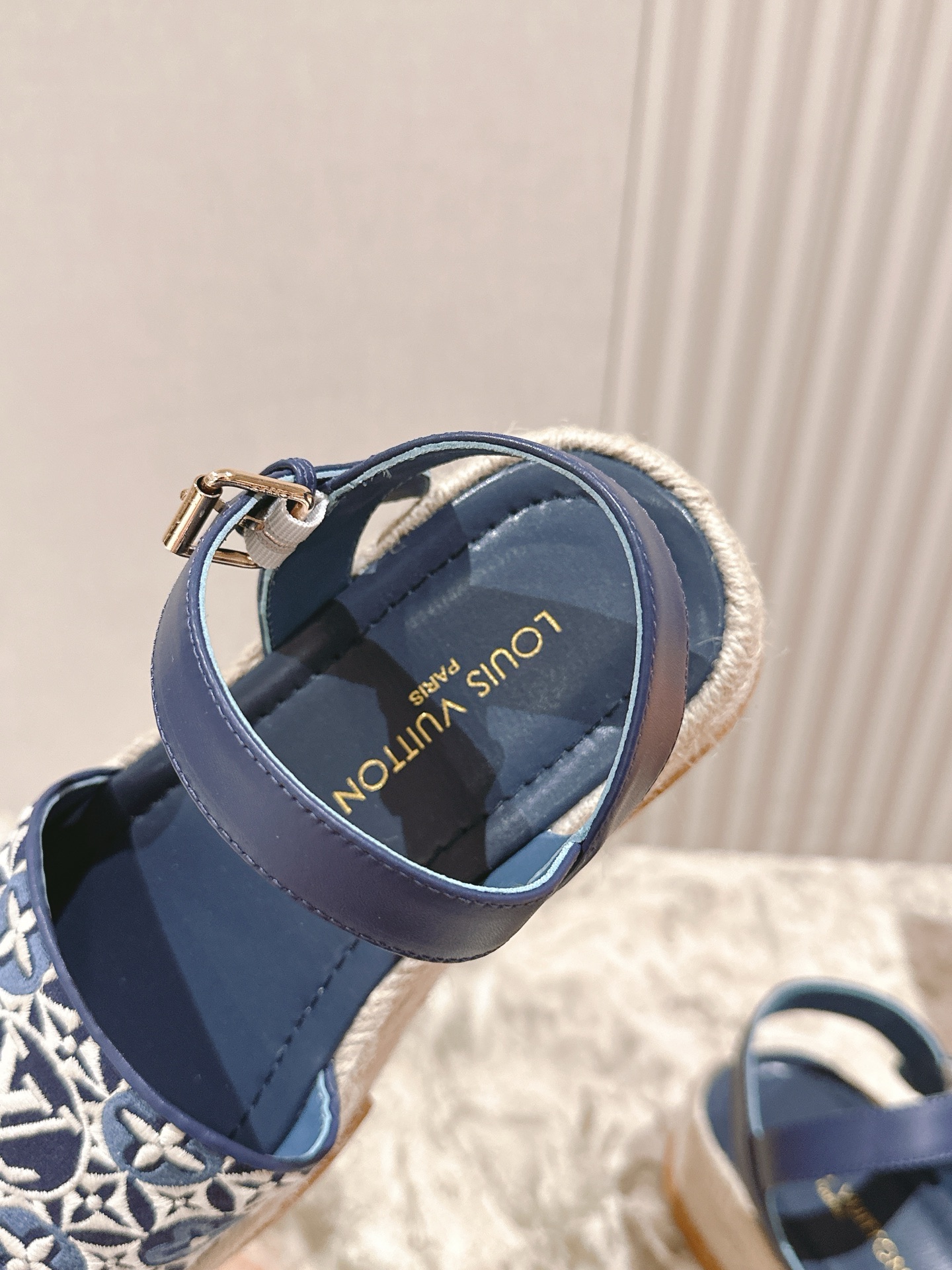 
 | ²⁰²5 𝐬𝐬 🤍🤎驴家新品🆕 new arrival～LV春夏厚底漆皮水台凉鞋.单宁色搭配的牛