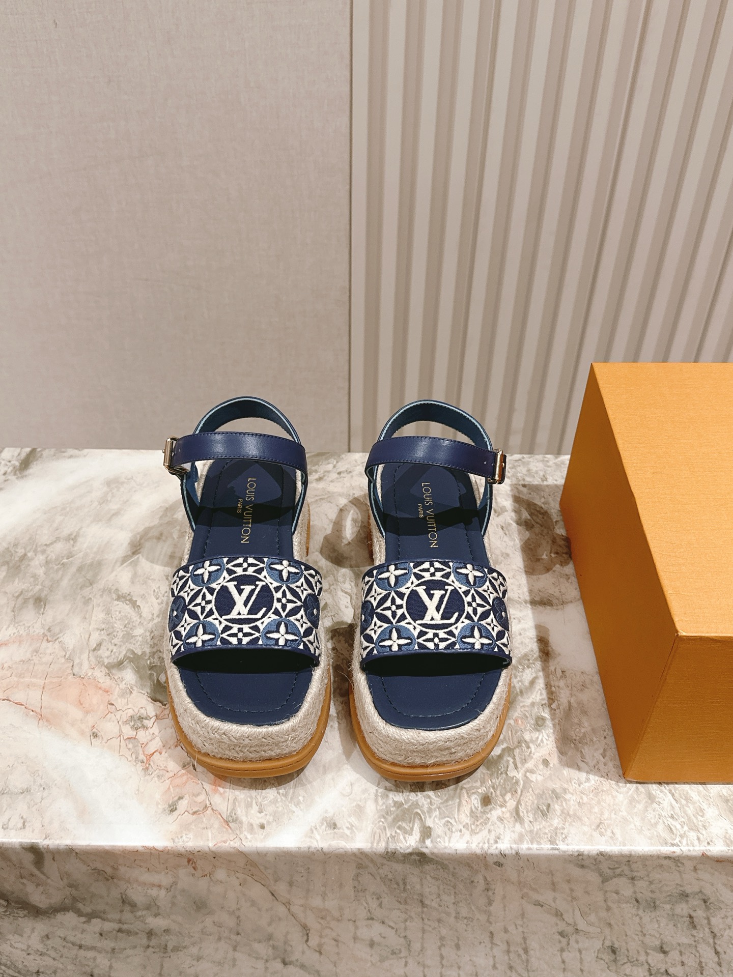 
 | ²⁰²5 𝐬𝐬 🤍🤎驴家新品🆕 new arrival～LV春夏厚底漆皮水台凉鞋.单宁色搭配的牛