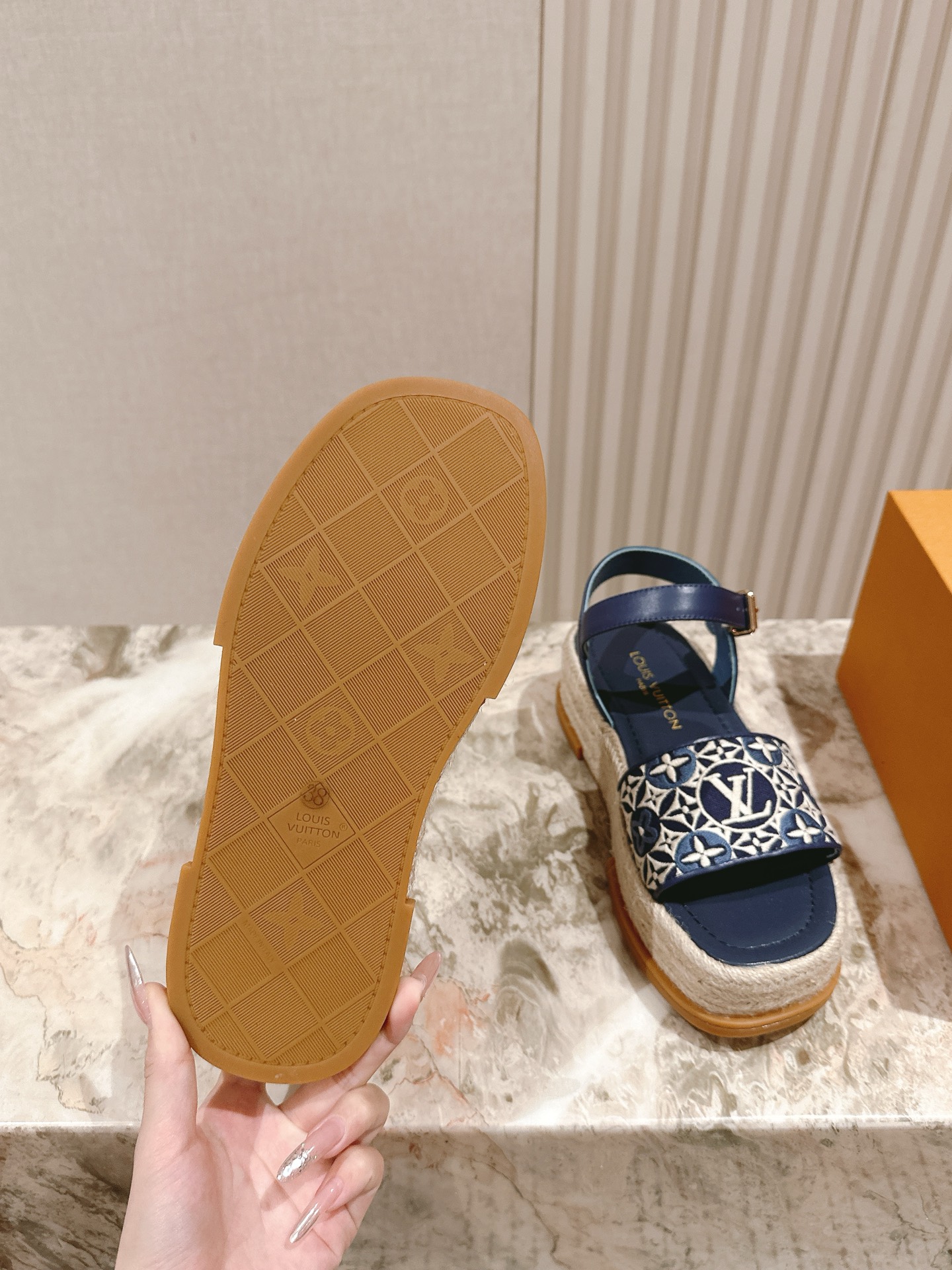 
 | ²⁰²5 𝐬𝐬 🤍🤎驴家新品🆕 new arrival～LV春夏厚底漆皮水台凉鞋.单宁色搭配的牛