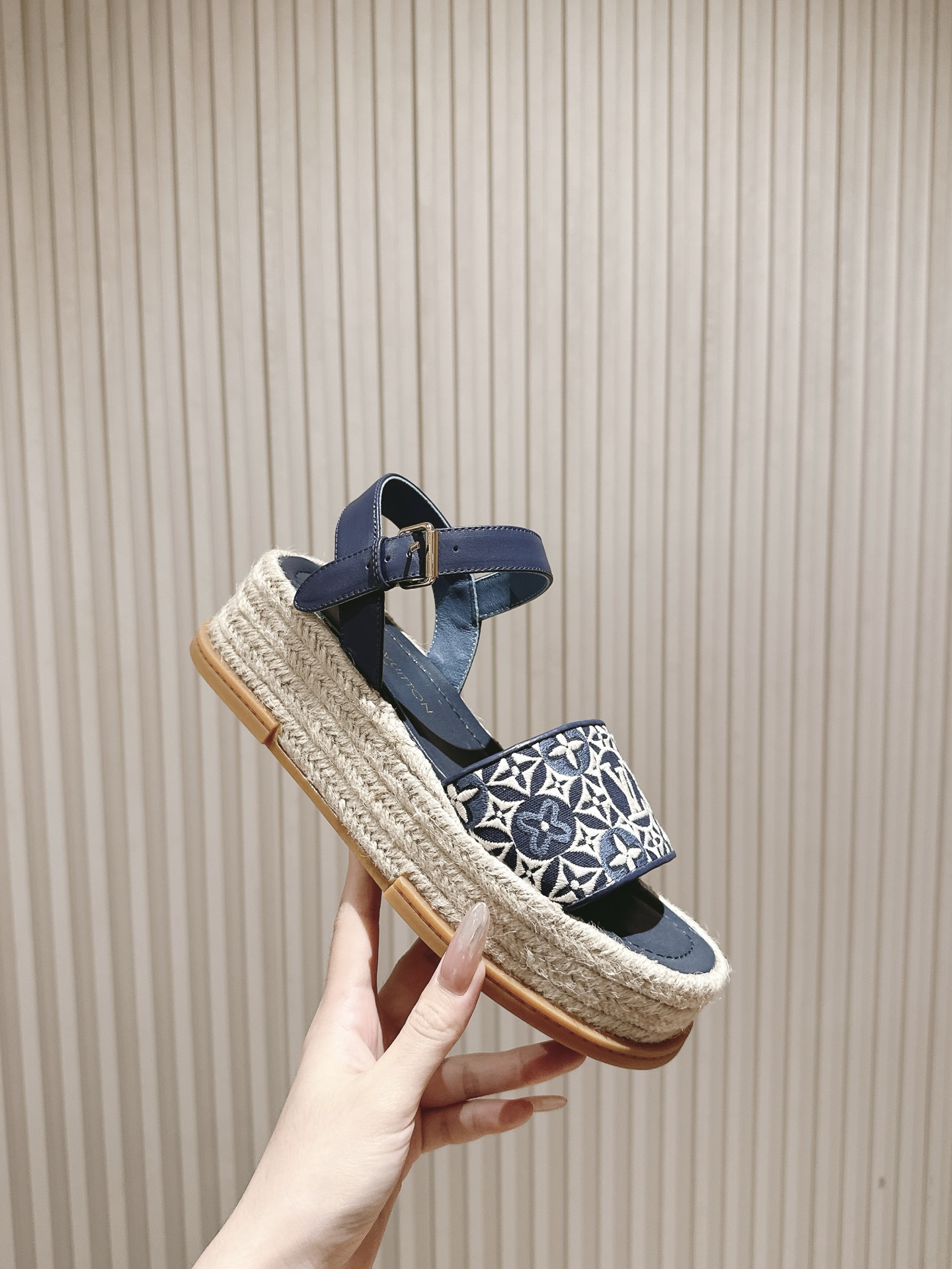 
 | ²⁰²5 𝐬𝐬 🤍🤎驴家新品🆕 new arrival～LV春夏厚底漆皮水台凉鞋.单宁色搭配的牛
