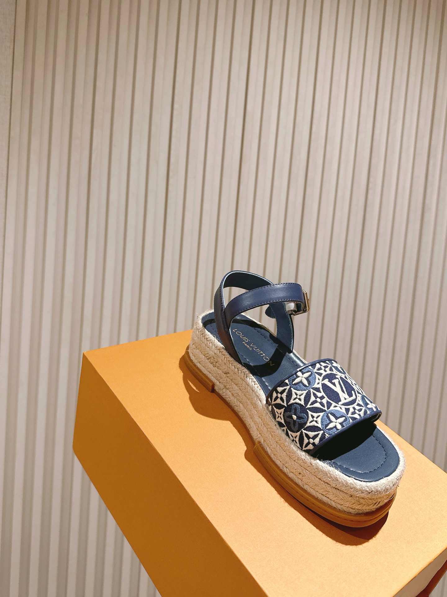 
 | ²⁰²5 𝐬𝐬 🤍🤎驴家新品🆕 new arrival～LV春夏厚底漆皮水台凉鞋.单宁色搭配的牛