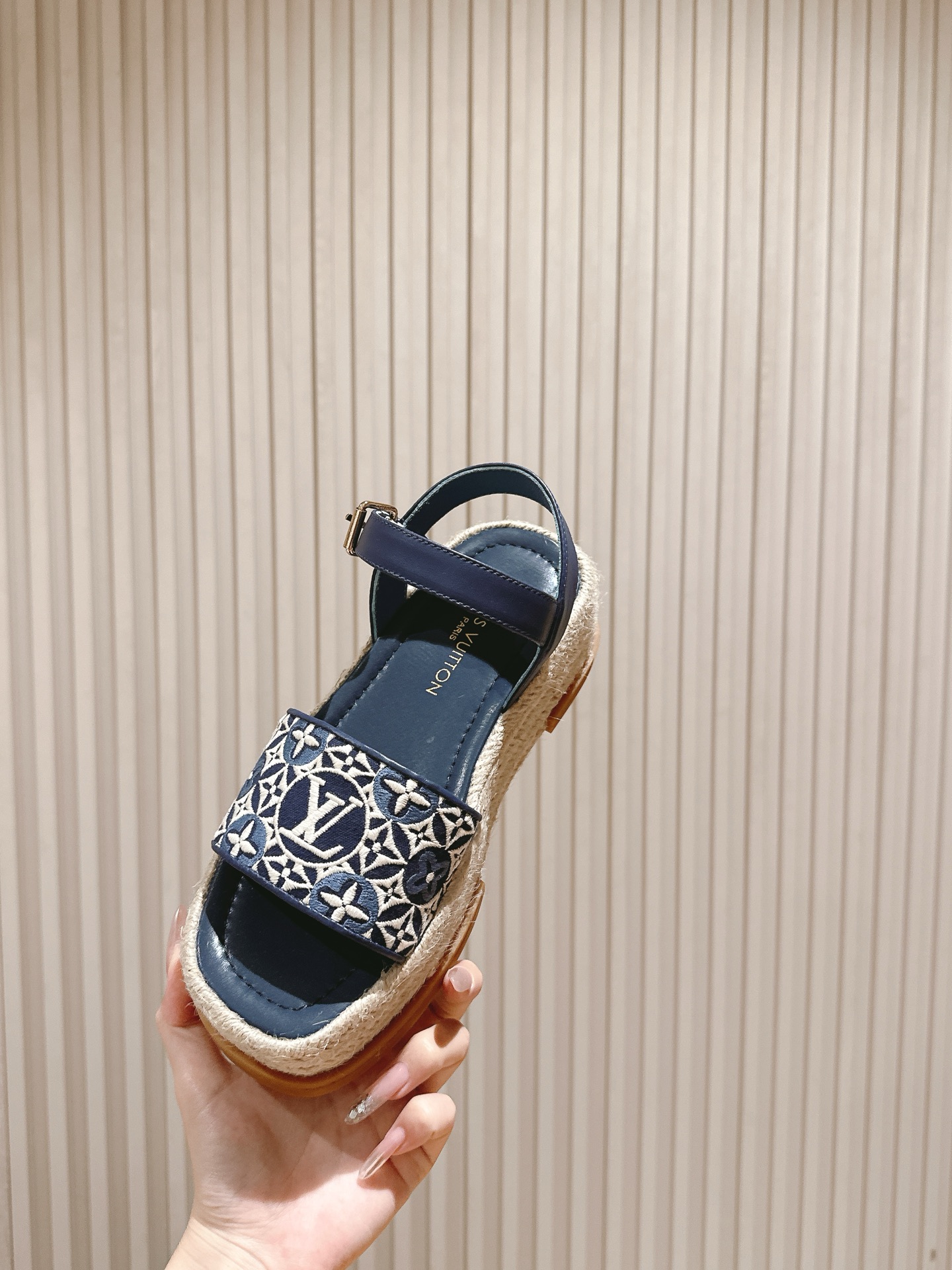 
 | ²⁰²5 𝐬𝐬 🤍🤎驴家新品🆕 new arrival～LV春夏厚底漆皮水台凉鞋.单宁色搭配的牛