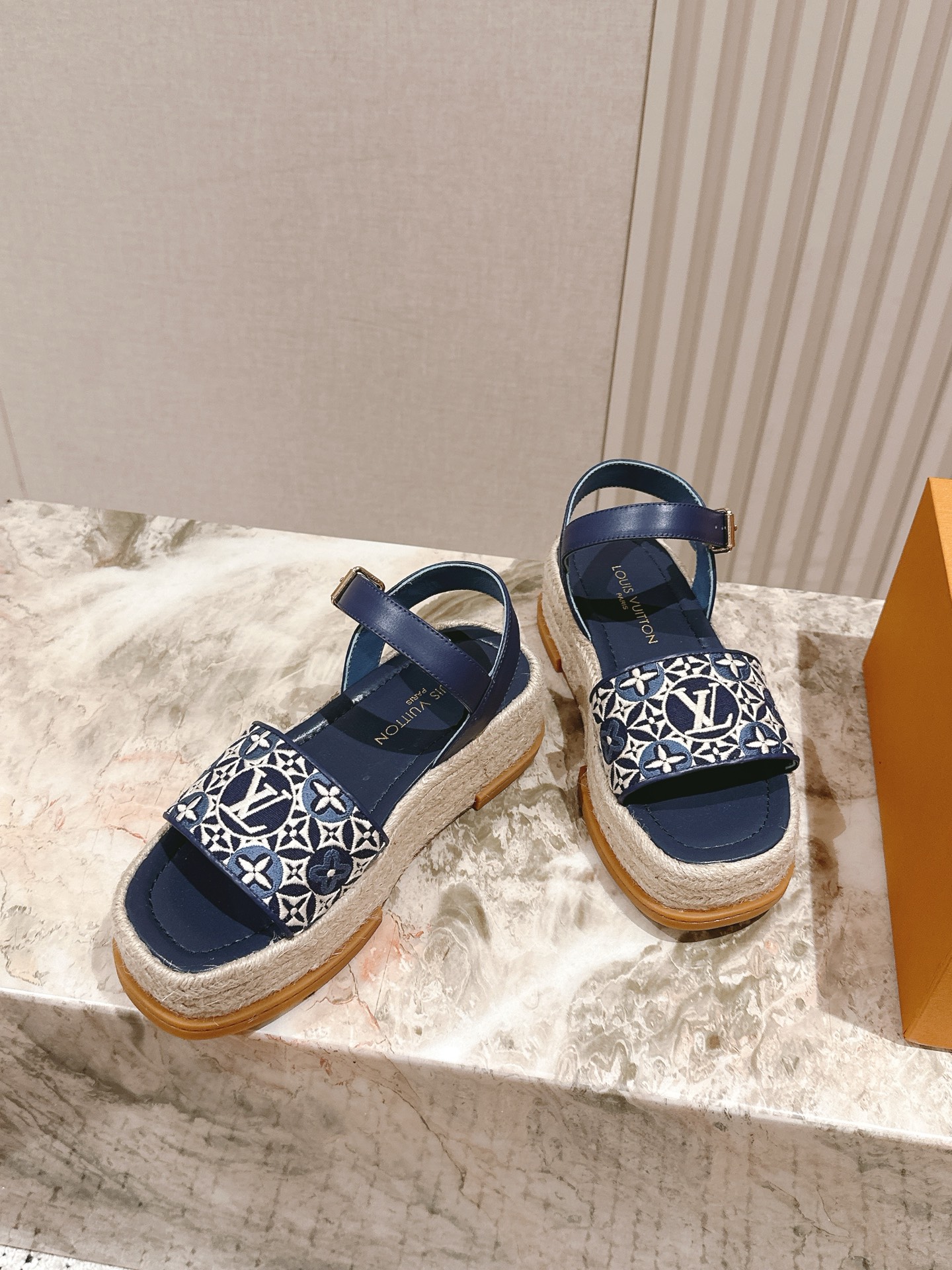 
 | ²⁰²5 𝐬𝐬 🤍🤎驴家新品🆕 new arrival～LV春夏厚底漆皮水台凉鞋.单宁色搭配的牛