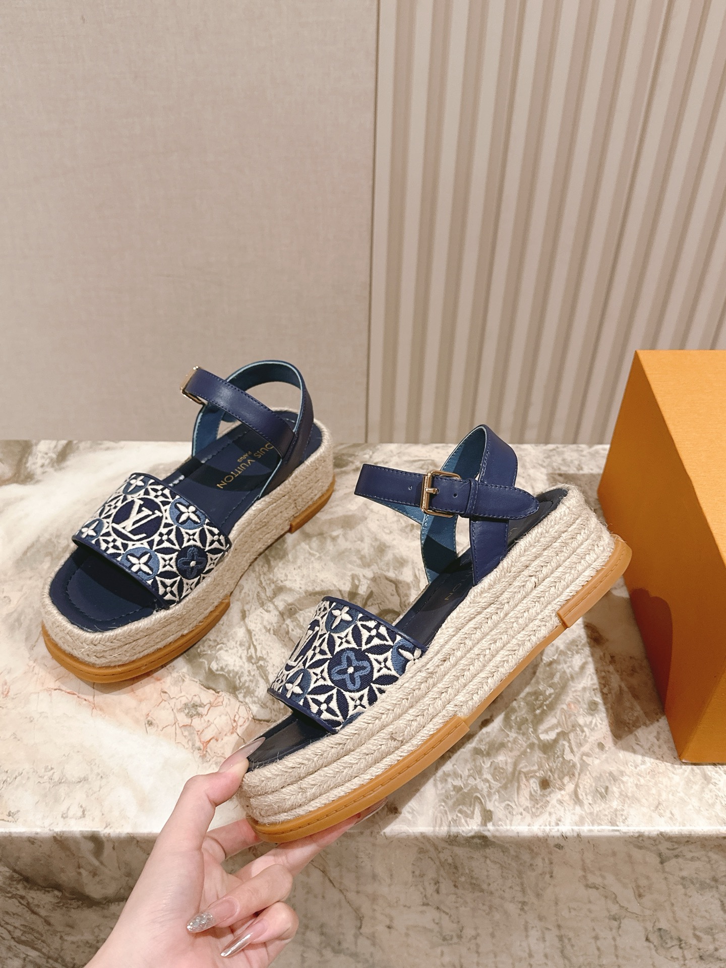 
 | ²⁰²5 𝐬𝐬 🤍🤎驴家新品🆕 new arrival～LV春夏厚底漆皮水台凉鞋.单宁色搭配的牛