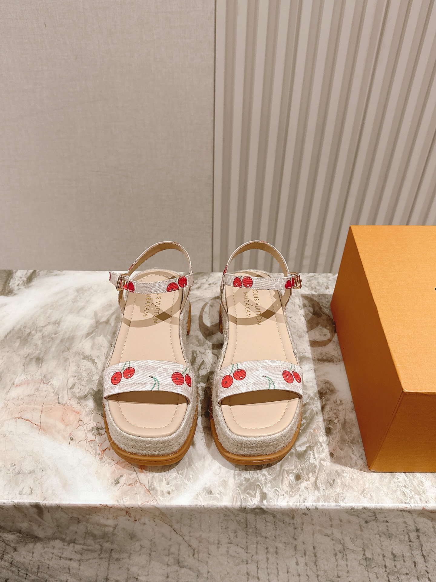 
 | ²⁰²5 𝐬𝐬 🤍🤎驴家新品🆕 new arrival～LV春夏厚底漆皮水台凉鞋.单宁色搭配的牛