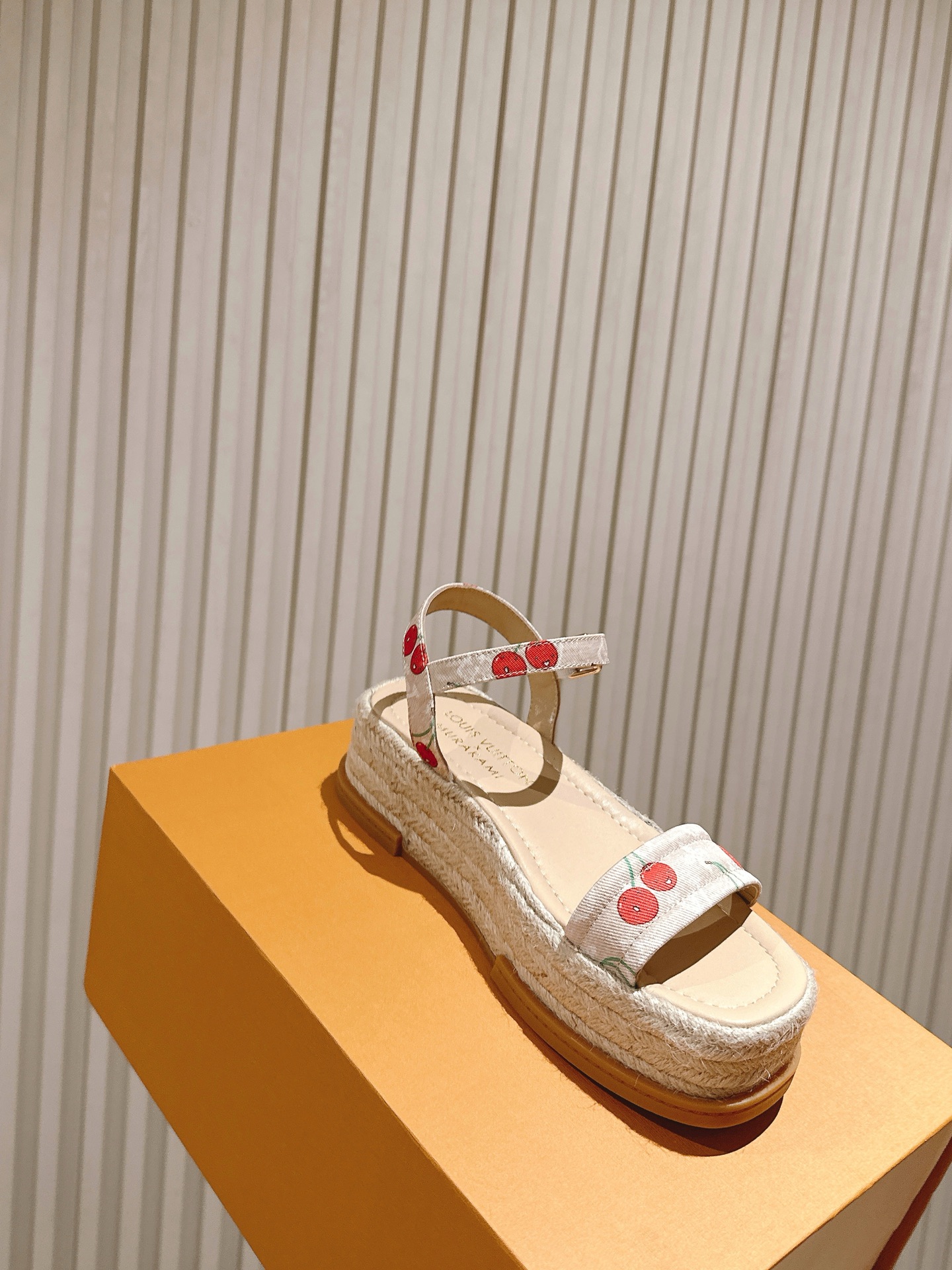 
 | ²⁰²5 𝐬𝐬 🤍🤎驴家新品🆕 new arrival～LV春夏厚底漆皮水台凉鞋.单宁色搭配的牛