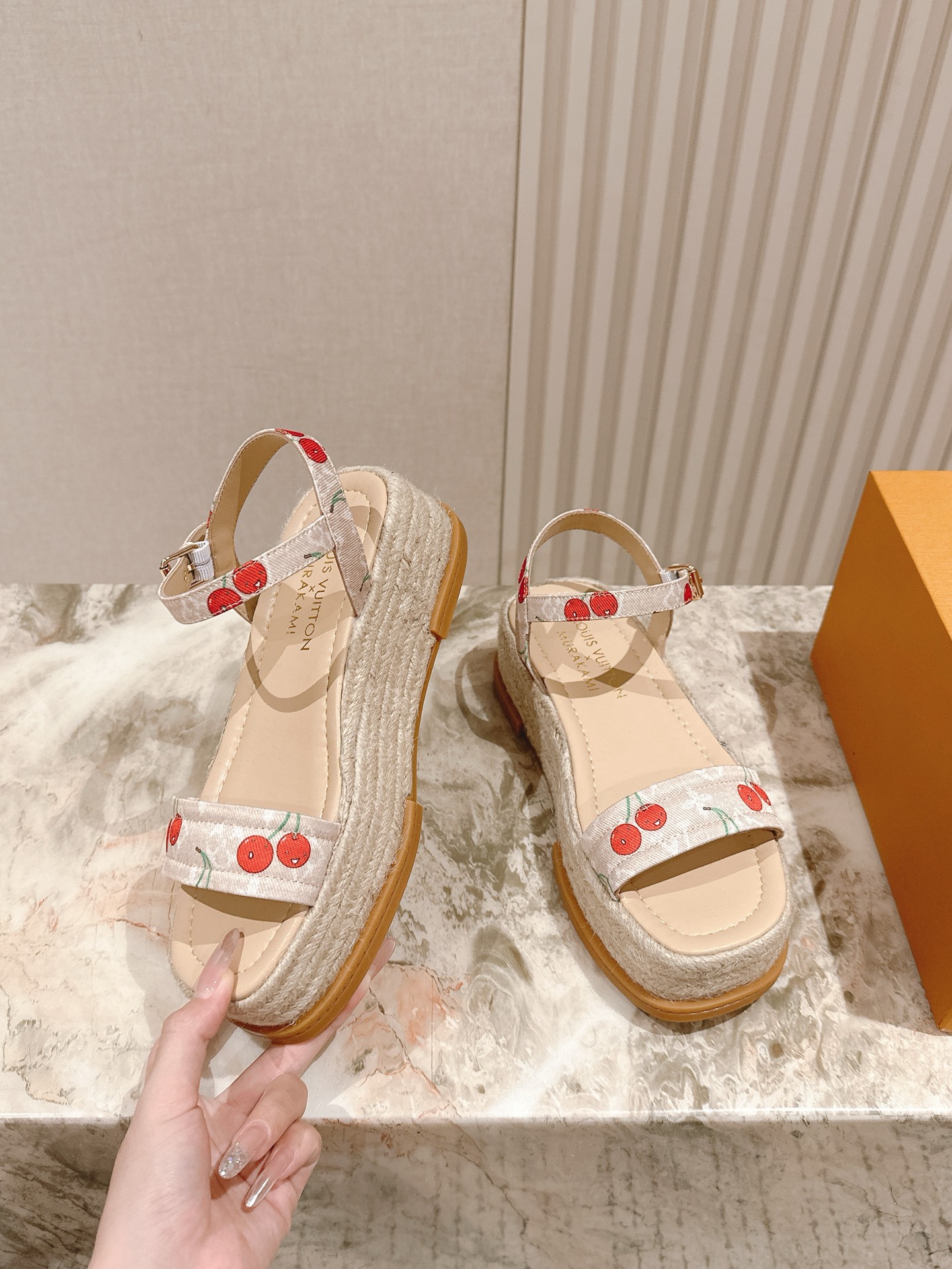 
 | ²⁰²5 𝐬𝐬 🤍🤎驴家新品🆕 new arrival～LV春夏厚底漆皮水台凉鞋.单宁色搭配的牛