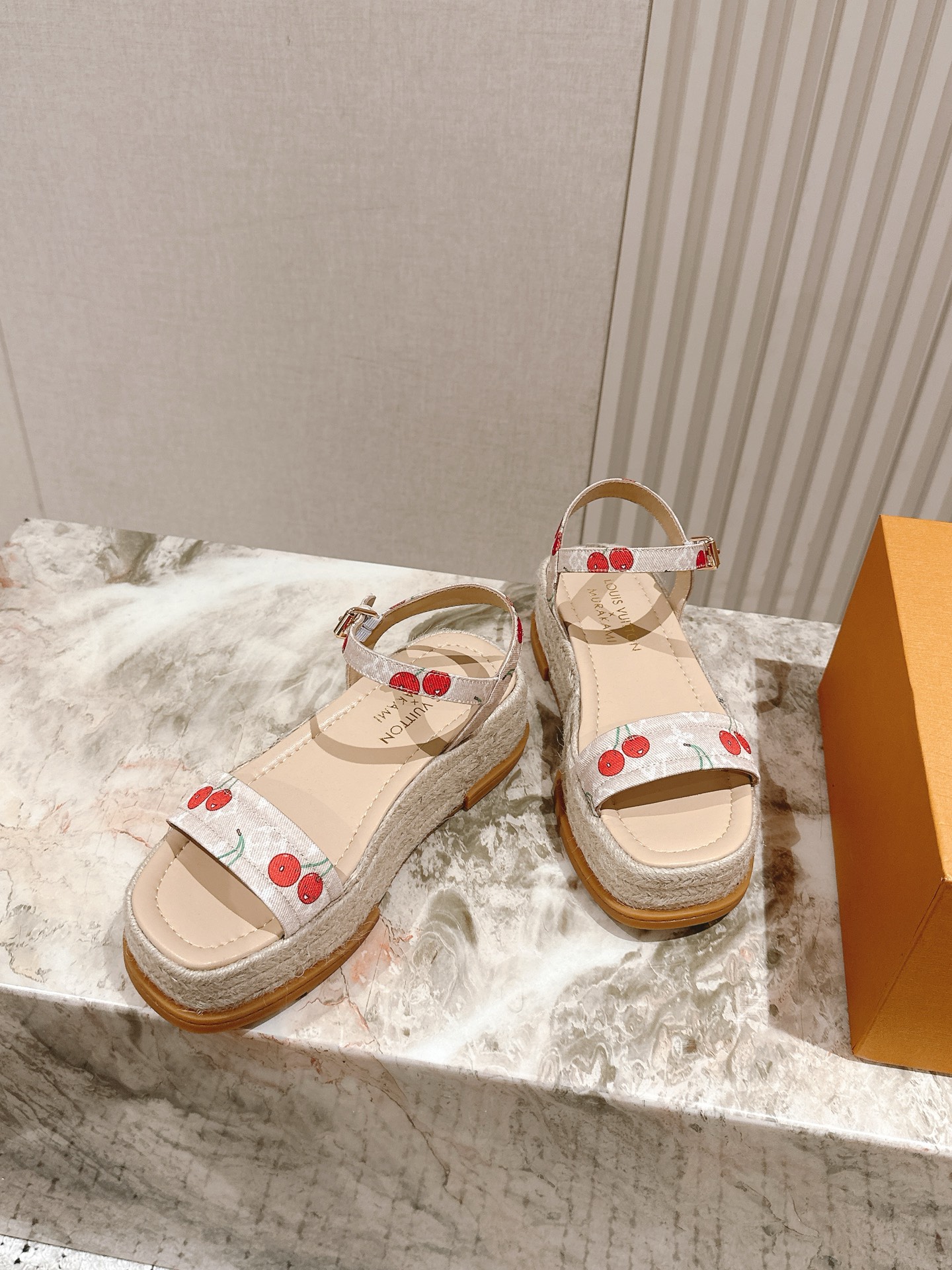 
 | ²⁰²5 𝐬𝐬 🤍🤎驴家新品🆕 new arrival～LV春夏厚底漆皮水台凉鞋.单宁色搭配的牛