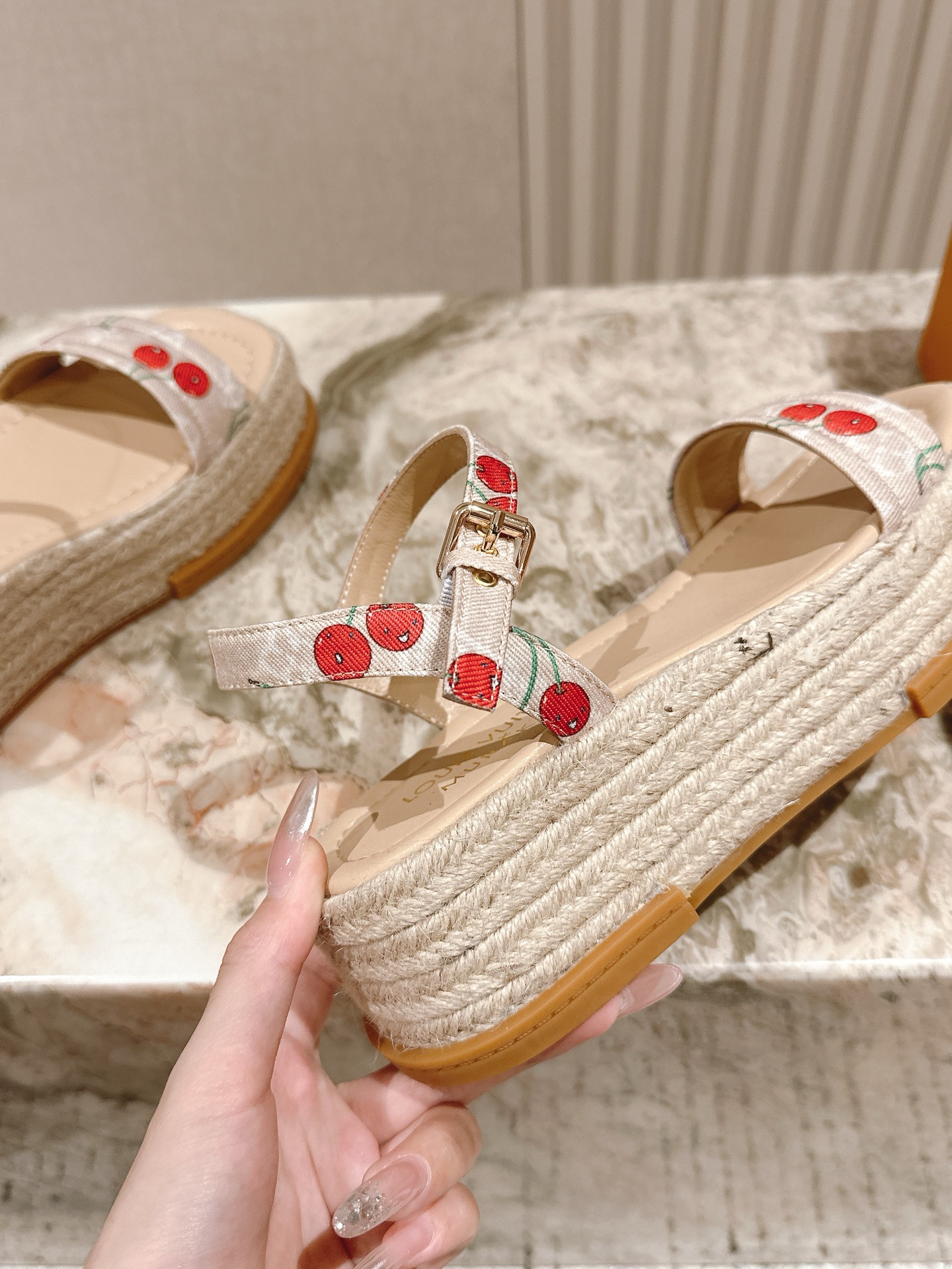 
 | ²⁰²5 𝐬𝐬 🤍🤎驴家新品🆕 new arrival～LV春夏厚底漆皮水台凉鞋.单宁色搭配的牛