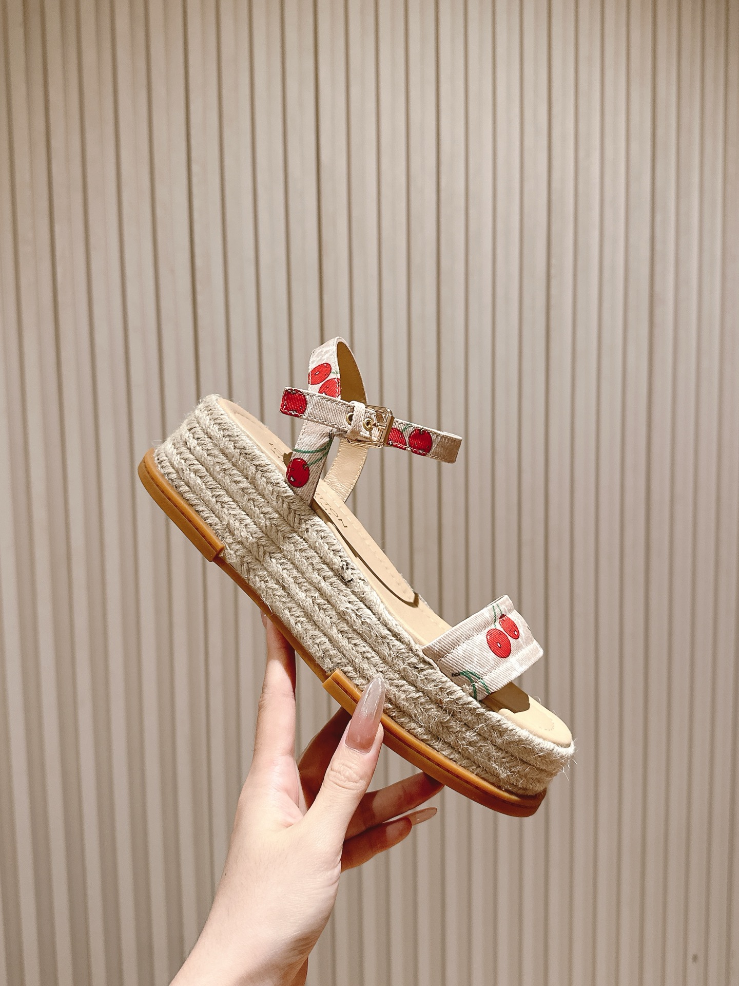 
 | ²⁰²5 𝐬𝐬 🤍🤎驴家新品🆕 new arrival～LV春夏厚底漆皮水台凉鞋.单宁色搭配的牛