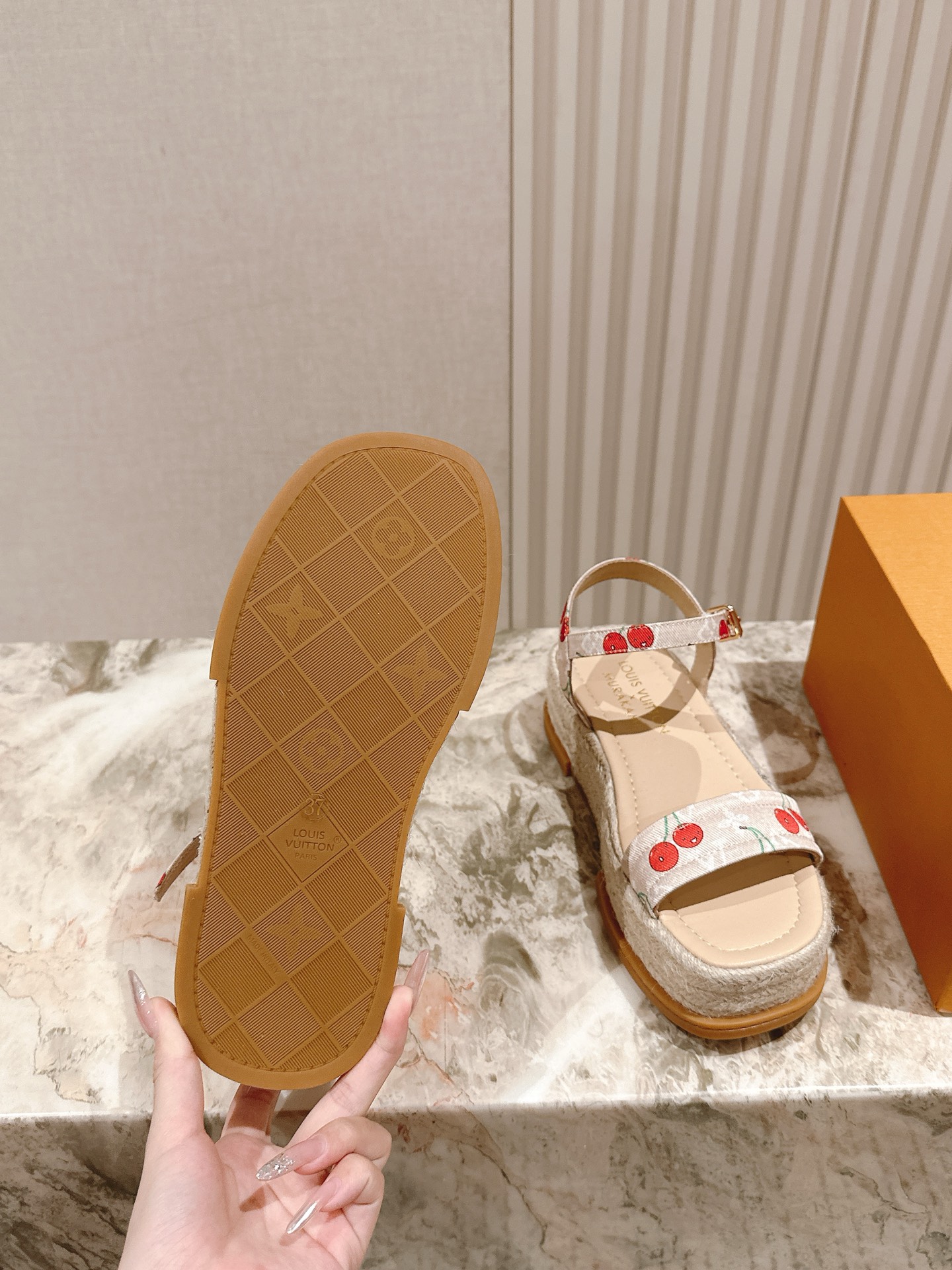 
 | ²⁰²5 𝐬𝐬 🤍🤎驴家新品🆕 new arrival～LV春夏厚底漆皮水台凉鞋.单宁色搭配的牛
