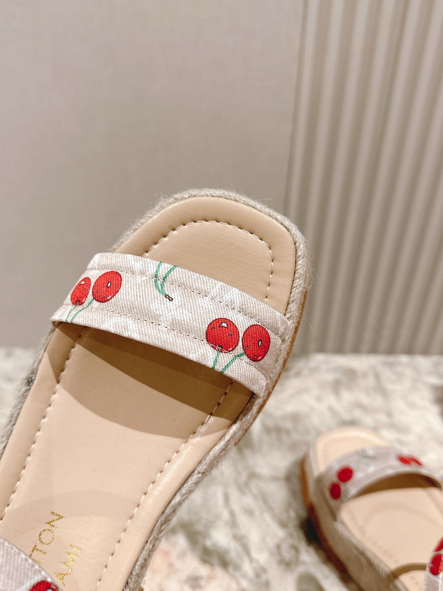 
 | ²⁰²5 𝐬𝐬 🤍🤎驴家新品🆕 new arrival～LV春夏厚底漆皮水台凉鞋.单宁色搭配的牛