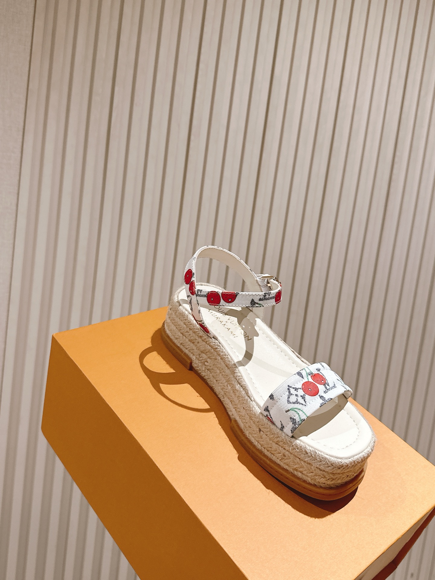 
 | ²⁰²5 𝐬𝐬 🤍🤎驴家新品🆕 new arrival～LV春夏厚底漆皮水台凉鞋.单宁色搭配的牛