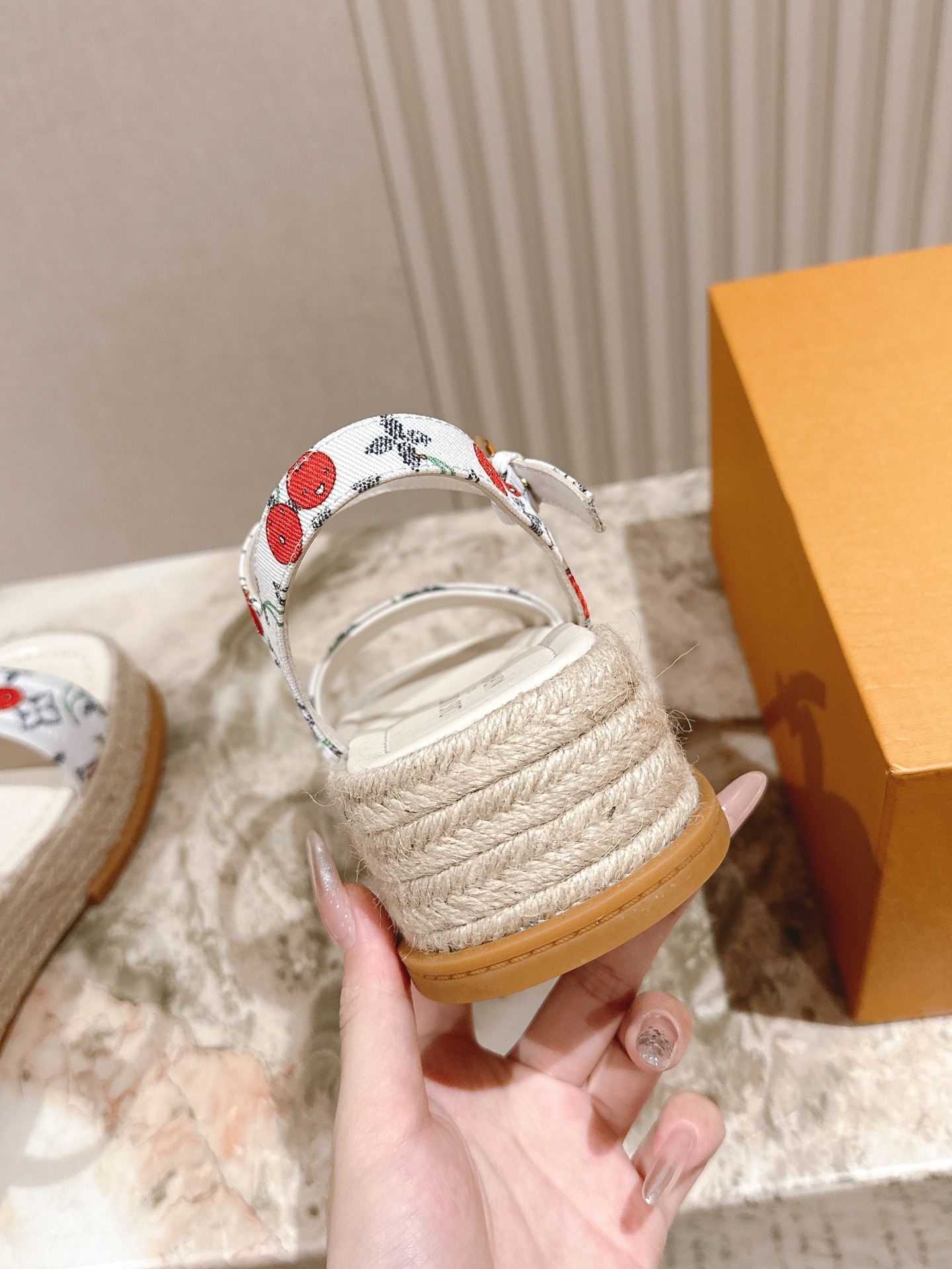 
 | ²⁰²5 𝐬𝐬 🤍🤎驴家新品🆕 new arrival～LV春夏厚底漆皮水台凉鞋.单宁色搭配的牛