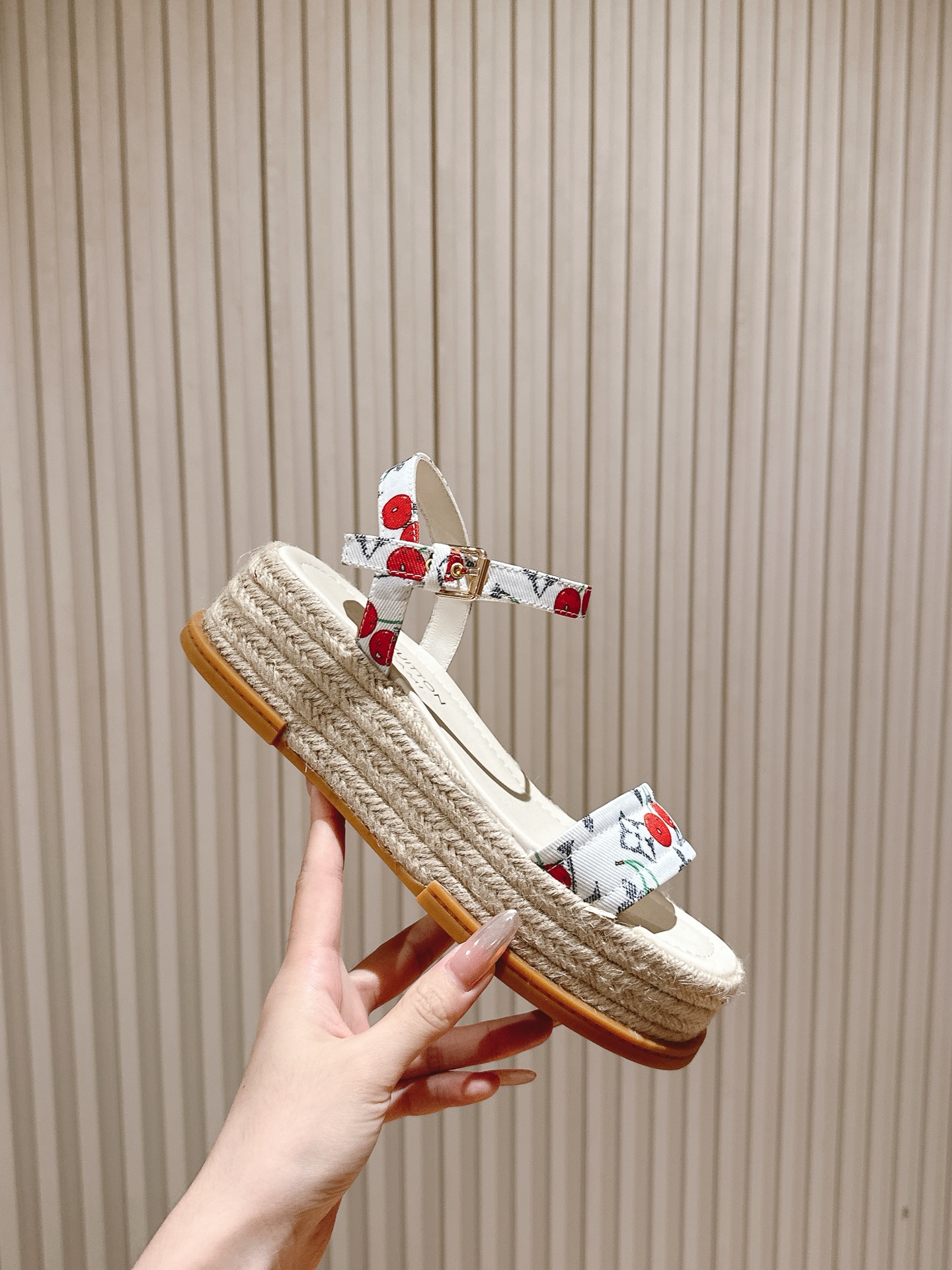 
 | ²⁰²5 𝐬𝐬 🤍🤎驴家新品🆕 new arrival～LV春夏厚底漆皮水台凉鞋.单宁色搭配的牛
