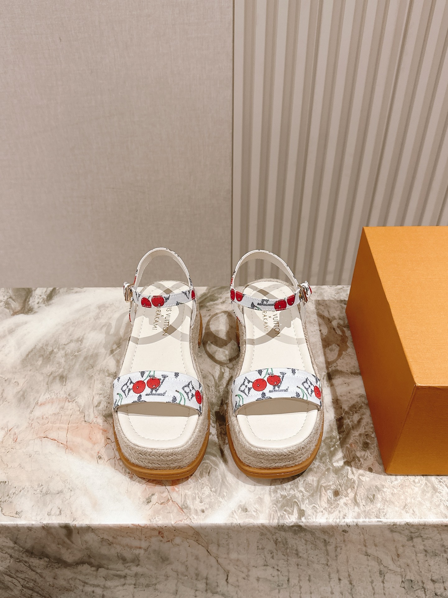 
 | ²⁰²5 𝐬𝐬 🤍🤎驴家新品🆕 new arrival～LV春夏厚底漆皮水台凉鞋.单宁色搭配的牛