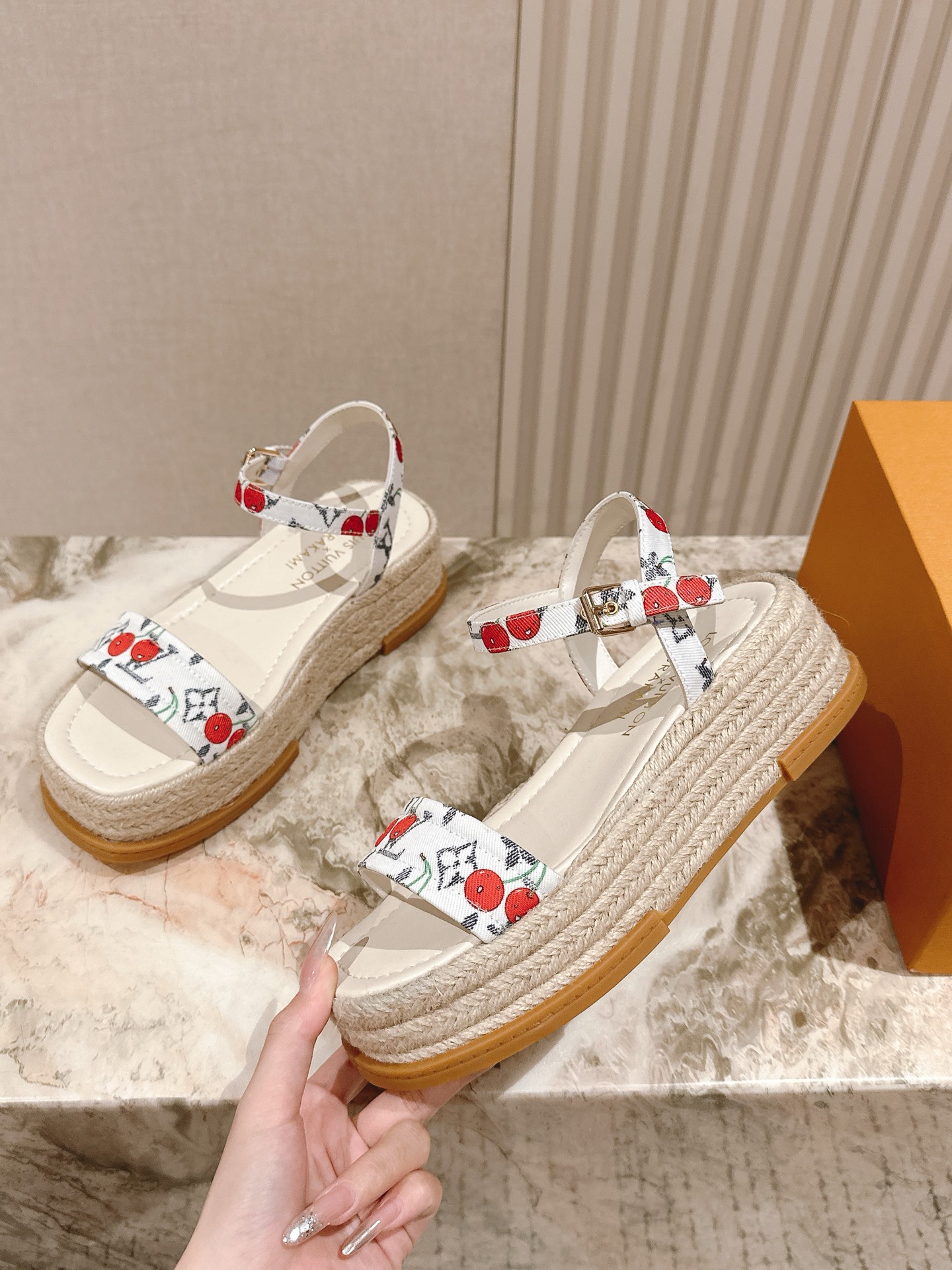 
 | ²⁰²5 𝐬𝐬 🤍🤎驴家新品🆕 new arrival～LV春夏厚底漆皮水台凉鞋.单宁色搭配的牛